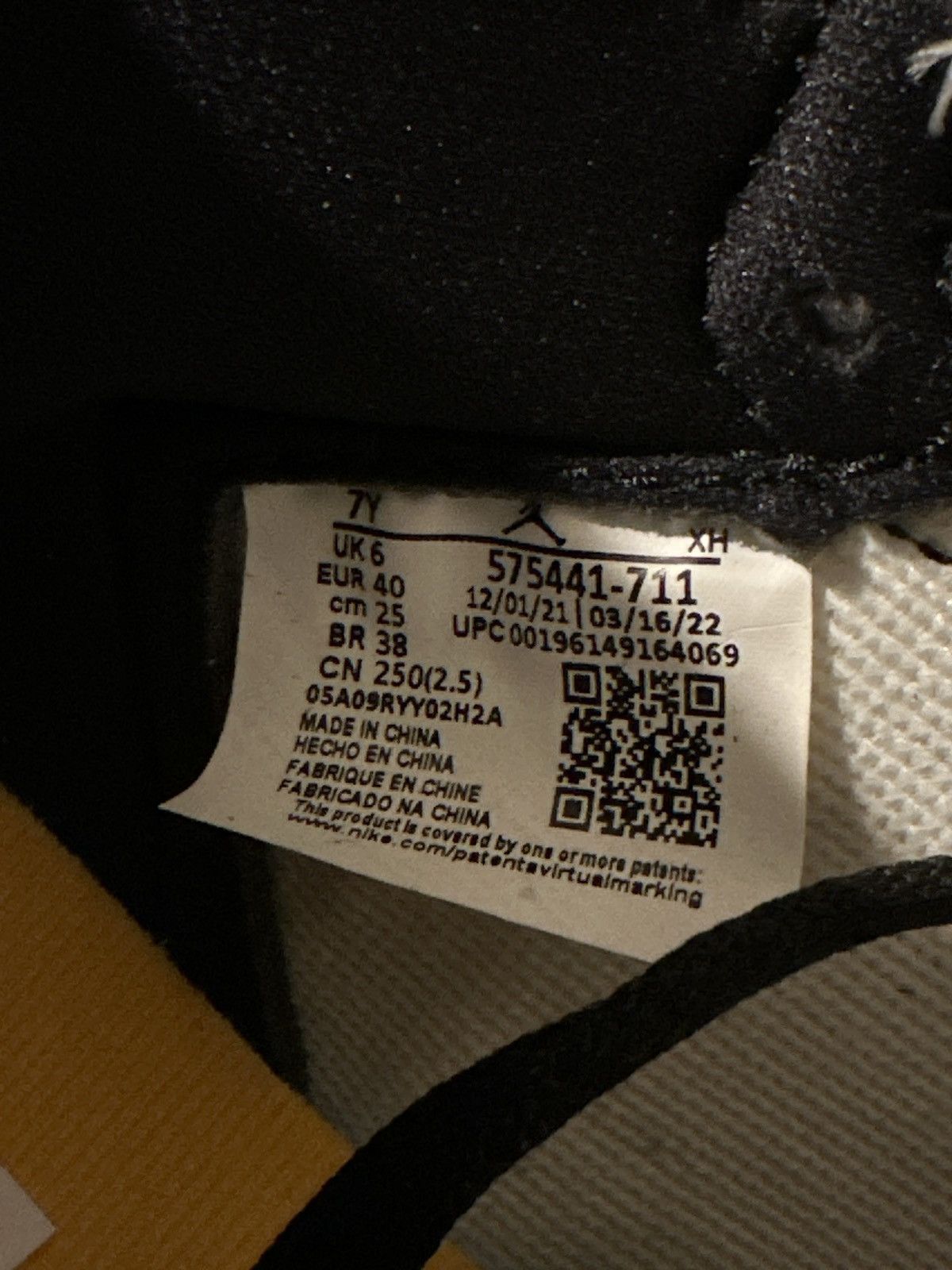 Jordan Brand × Nike Air Jordan Retro 1 Taxi GS Size US 7 / EU 40 - 7 Thumbnail