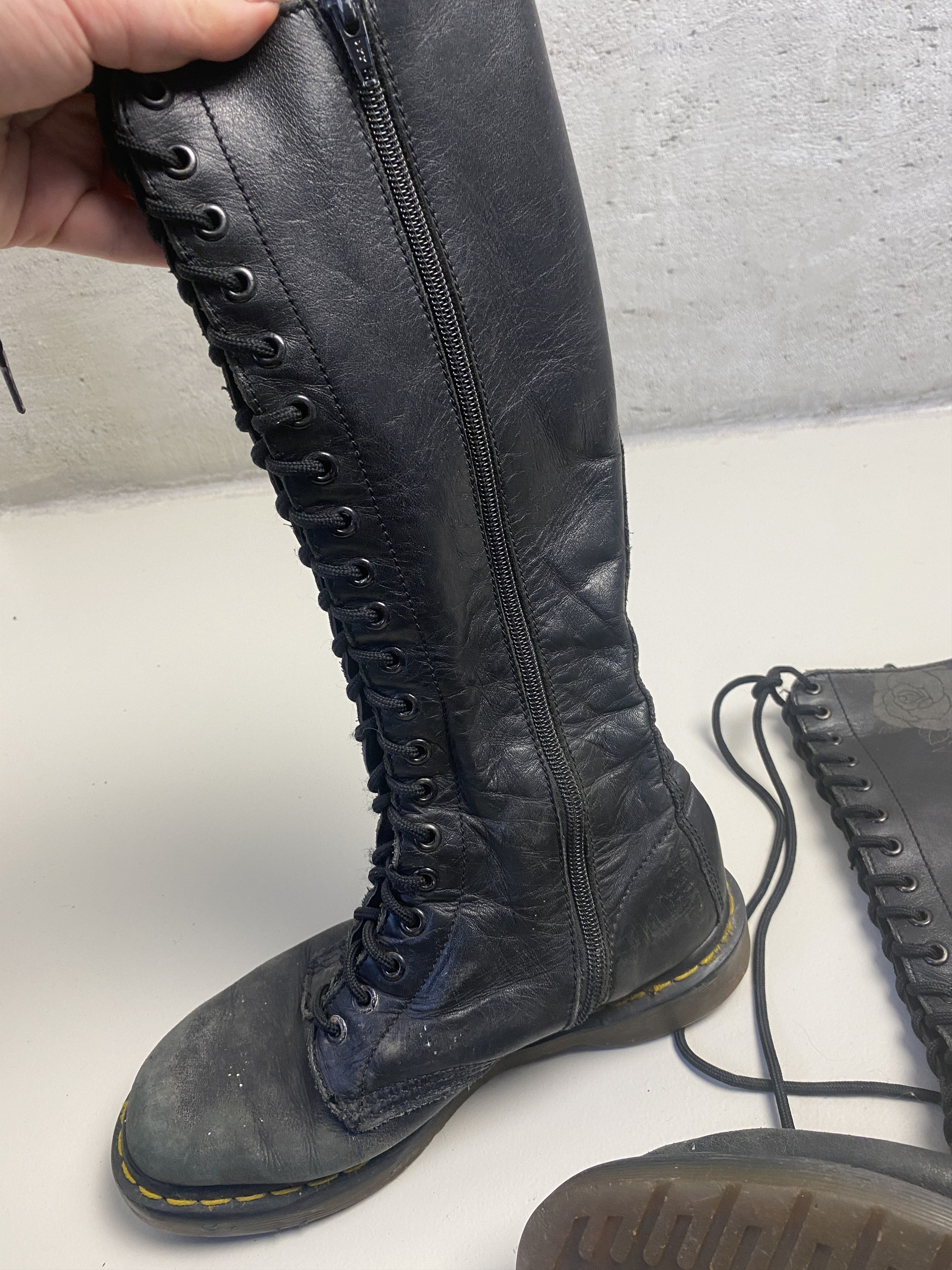 Dr. Martens Dr Martens 11550 Eyelett Skulls Knee High Lace boots Size US 7 / IT 37 - 6 Thumbnail
