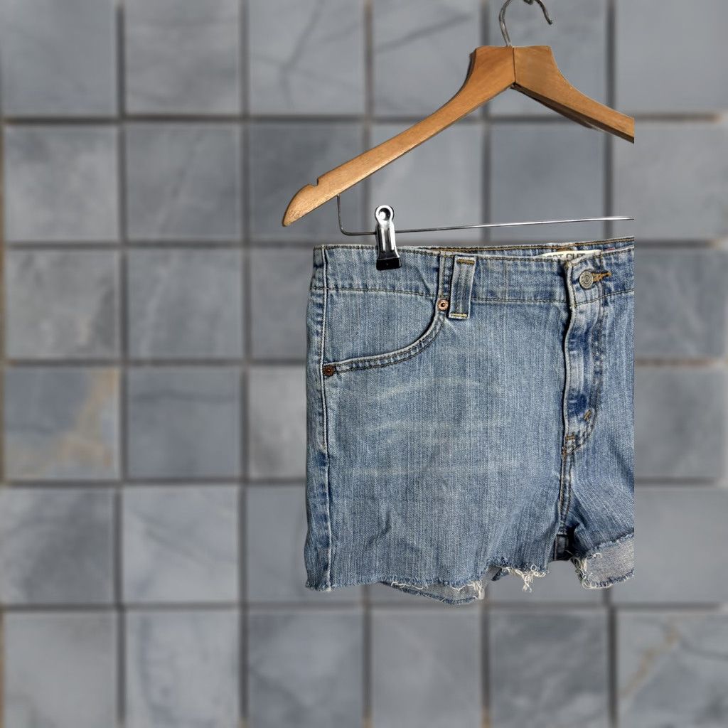 Levi's VINTAGE Levi's Shorts Womens 14 Blue Denim Cut-Off Boot Cut Raw Hem Distressed 528 Fringed Front Flat Front 3 in Inseam Size 36" / US 14 / IT 50 - 1 Thumbnail
