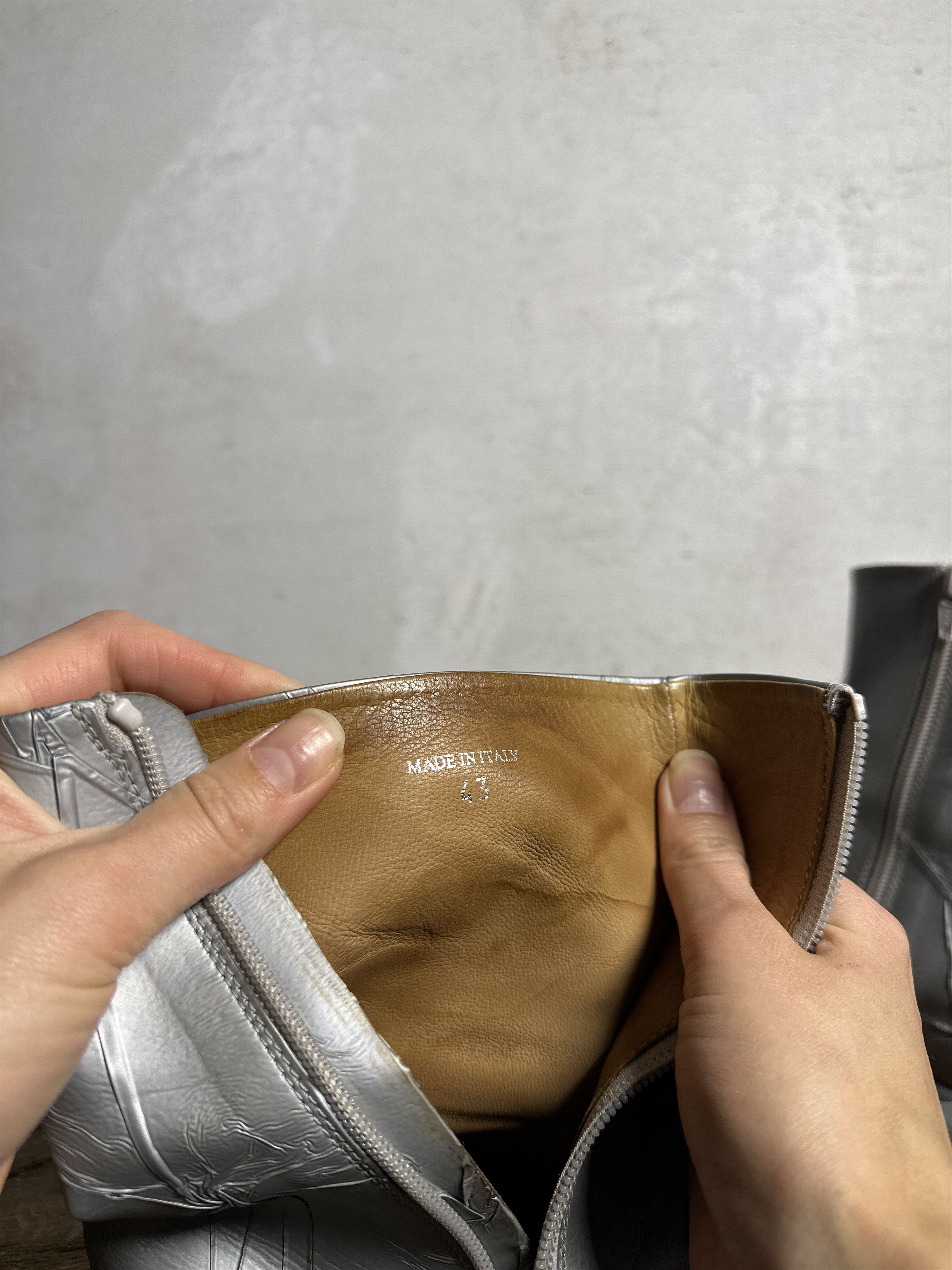 Maison Margiela Maison Margiela’s FW19 Silver Metallic Tabi Boots Size US 10 / EU 43 - 16 Thumbnail