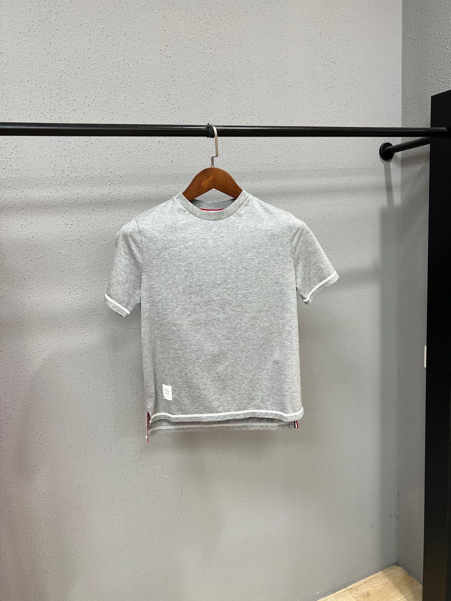 Thom Browne Thom Browne Gray Basic Short Sleeve Size US M / EU 48-50 / 2 - 1 Thumbnail