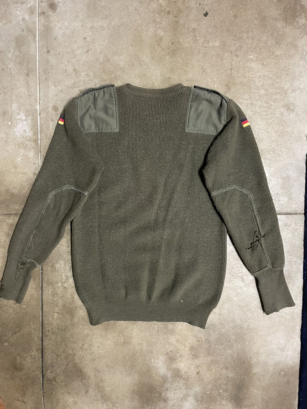 Vintage Thrashed & Repaired German Army Pullover Size US L / EU 52-54 / 3 - 2 Thumbnail