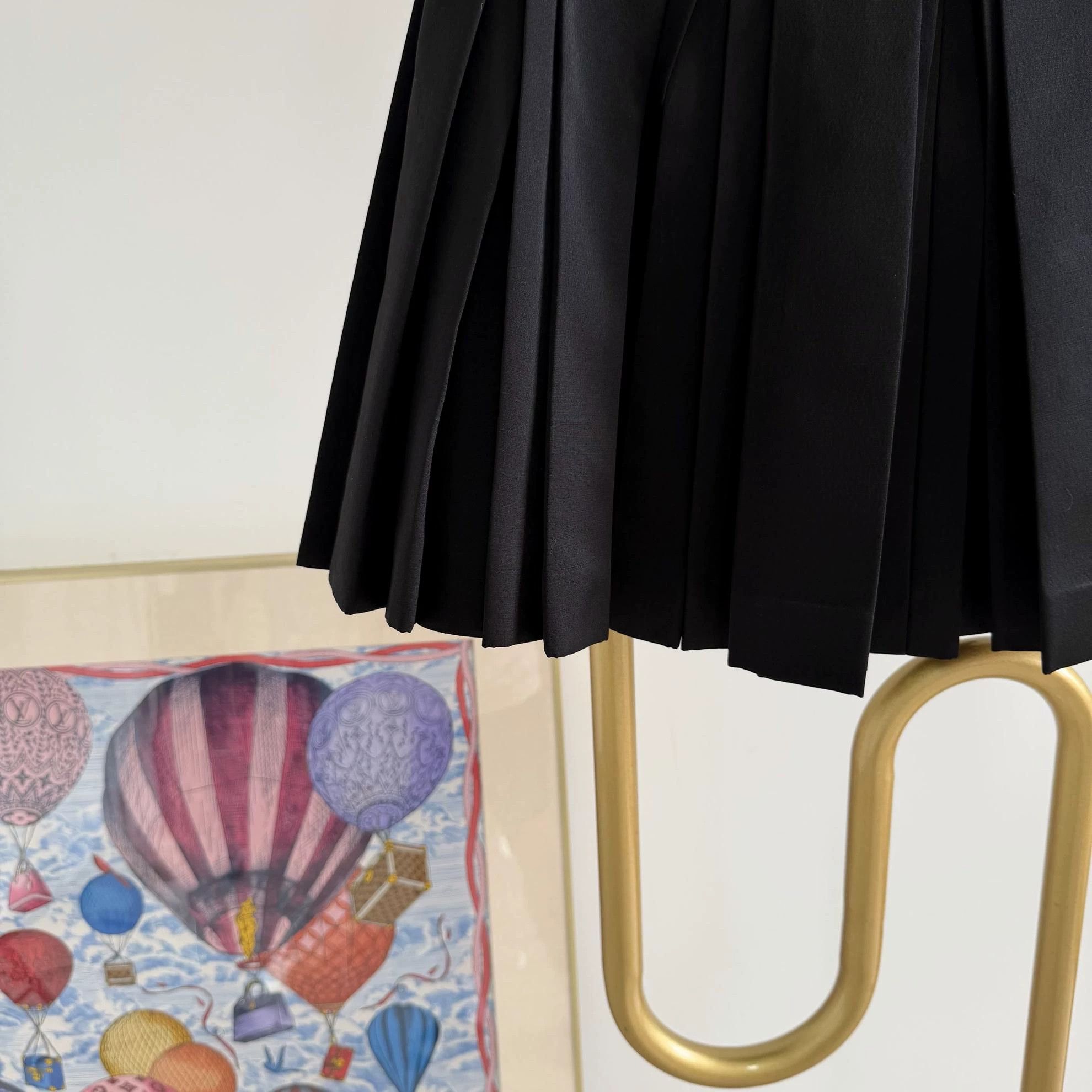 Louis Vuitton Louis Vuitton women's black pleated skirt 36 6898 Size 26" / US 2 / IT 38 - 6 Thumbnail