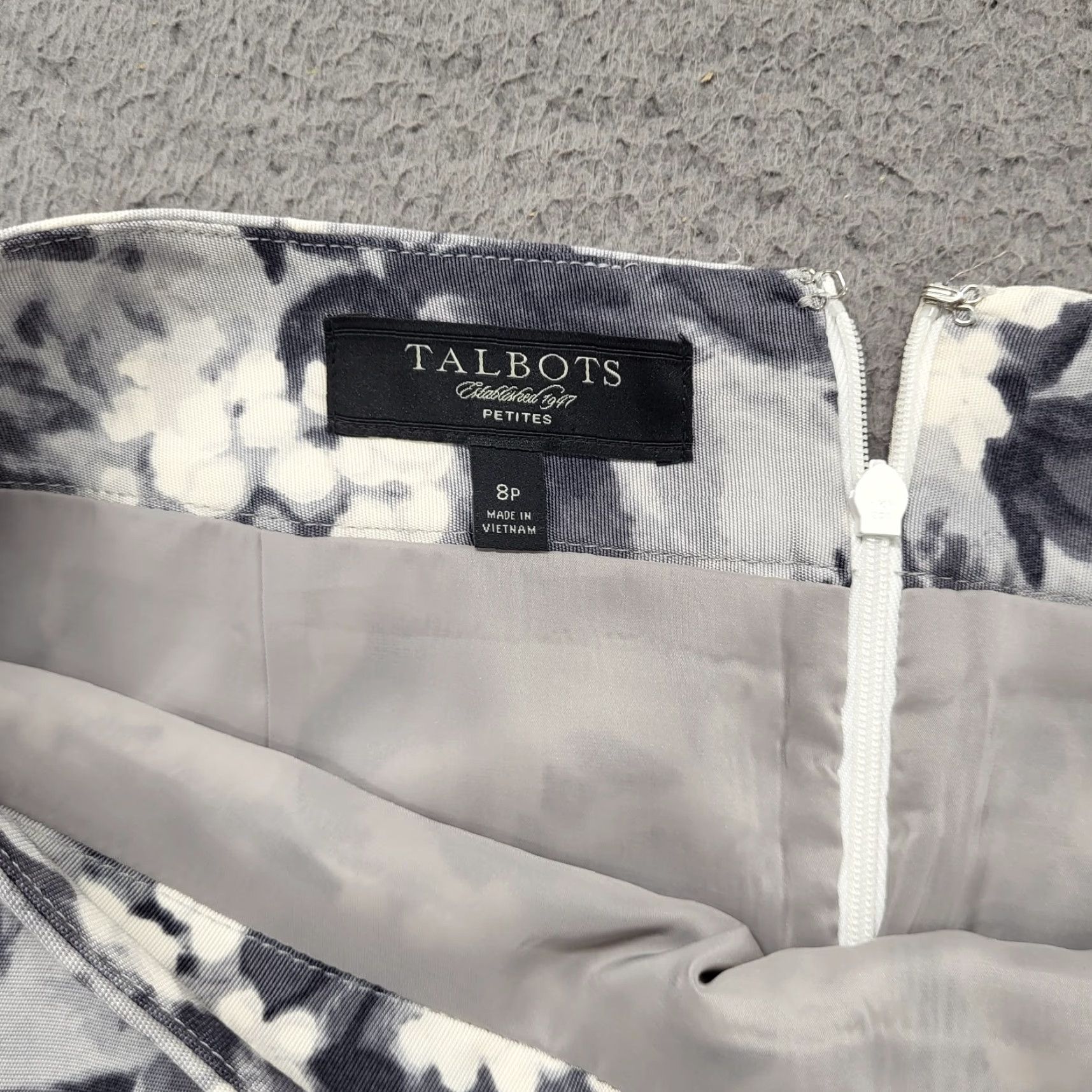 Talbots Talbots Pencil Skirt Women’s 8P Petite Gray/Ivory Floral Back Slit Zip Midi Skirt Fashion Party/Cocktail Business Casual Women Size 30" / US 8 / IT 44 - 6 Thumbnail