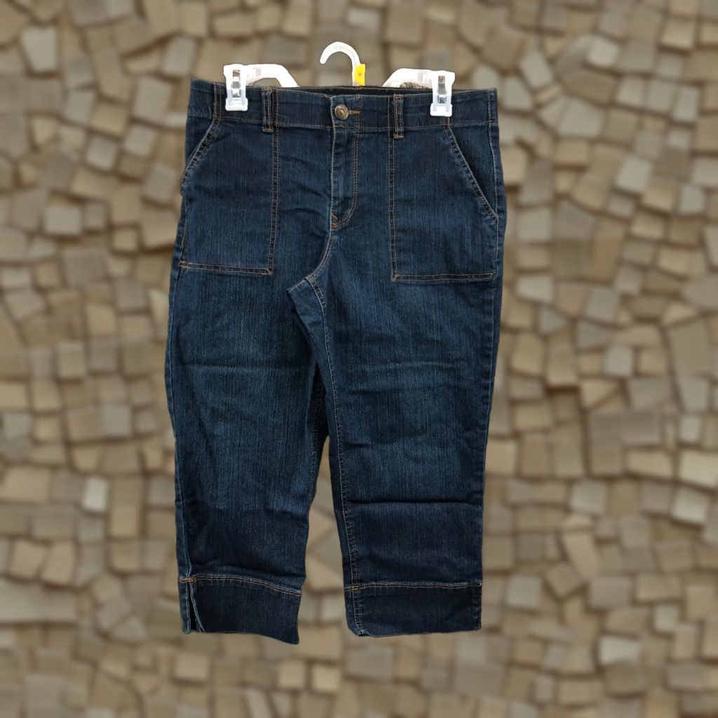 Gloria Vanderbilt Gloria Vanderbilt Capri Jeans Size 6 Womens Mid Rise Dark Wash Blue Denim Jeans Capris Female Regular 5-Pocket Logo Zipper Button Belt Loops Inseam 20 Size 28" / US 6 / IT 42 - 1 Thumbnail