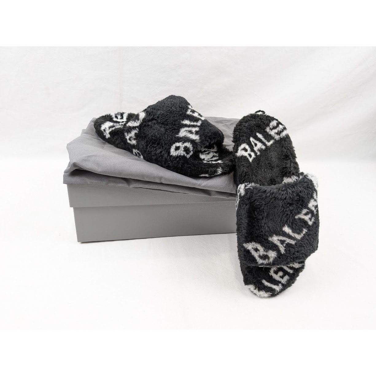 Balenciaga o1rshd1 Q:3 / Allover Logo Furry Slide in Black/White Size US 8 / EU 41 - 20 Thumbnail
