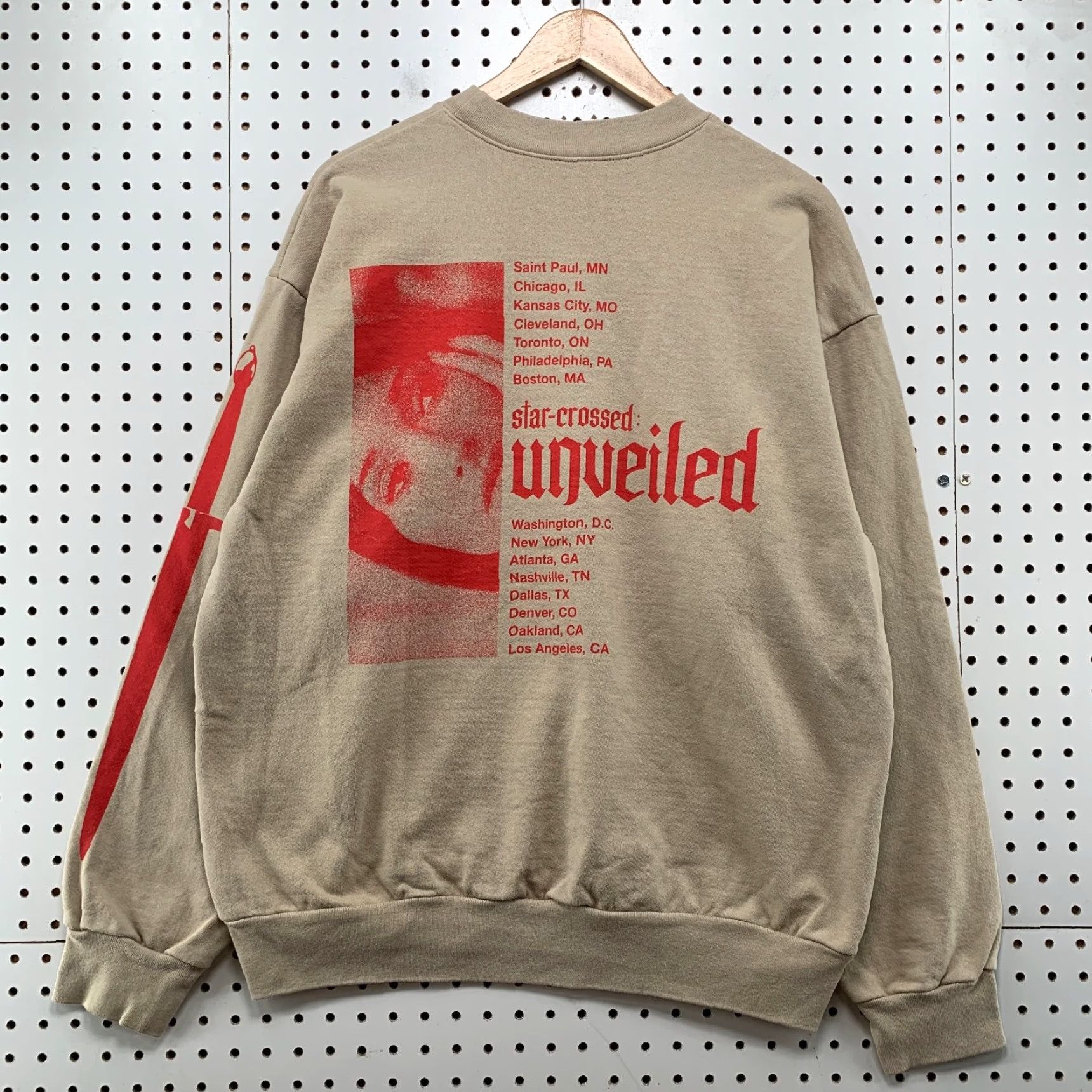 Vintage Kacey Musgraves Sweatshirt Mens Large Star Crossed Unveiled Tour Crewneck Music Shirt Adult Large Beige Graphic Print Vintage No Size US L / EU 52-54 / 3 - 2 Thumbnail