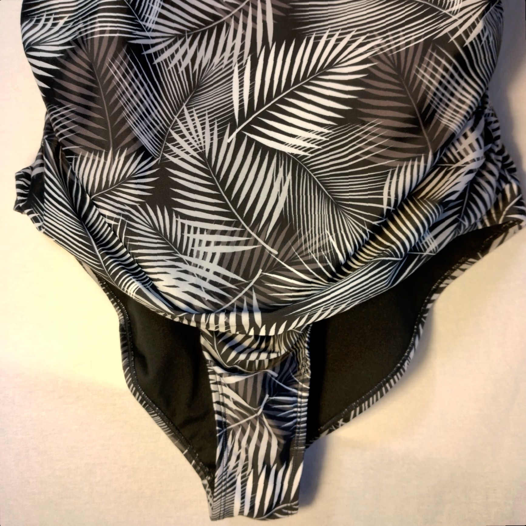Nicole Miller Nicole Miller Plus Size 3X Bathing Suit One Piece Black White Gray Palm Swimsuit Size XXL / US 16-18 / IT 52-54 - 5 Thumbnail