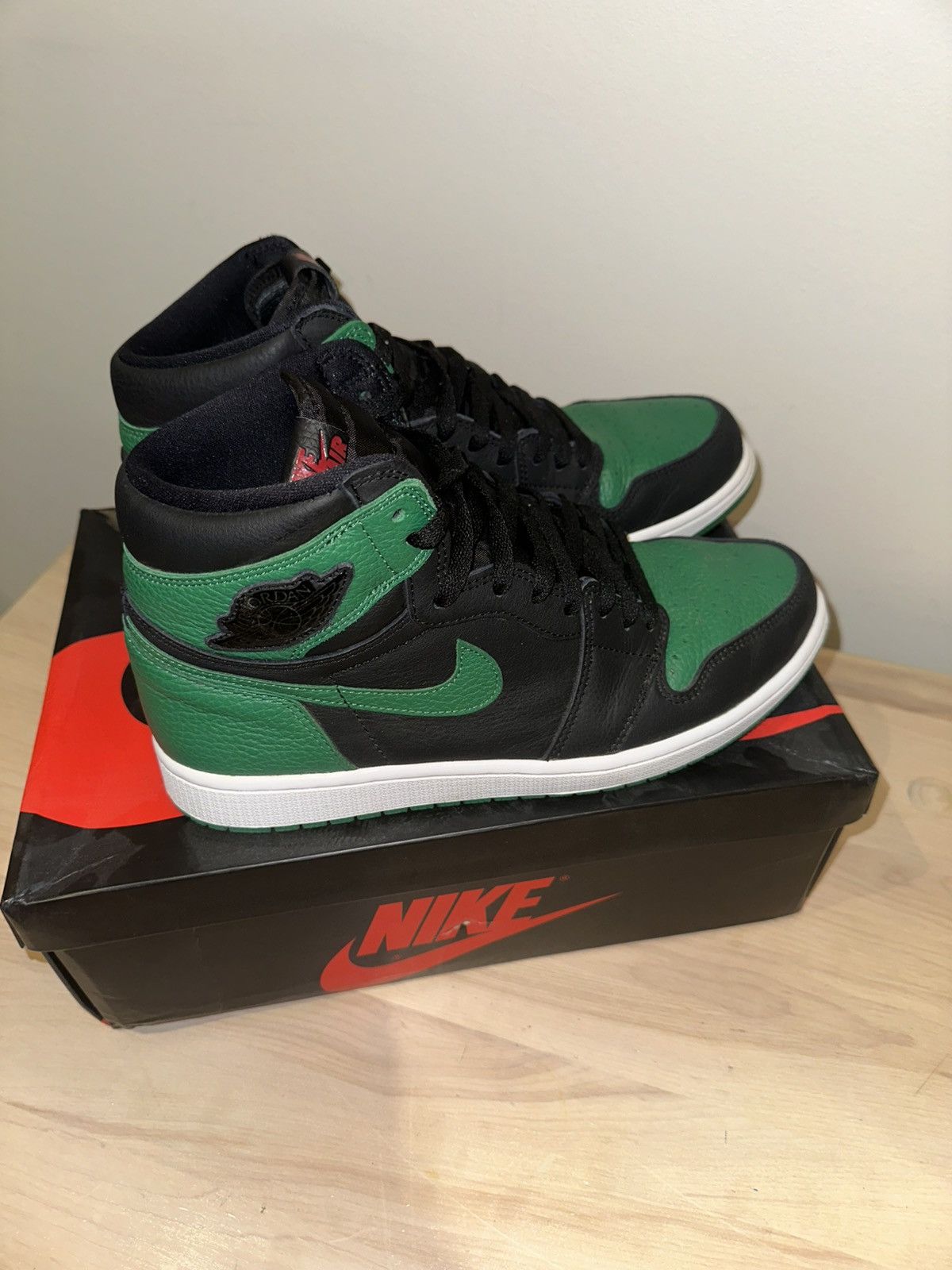 Jordan Brand × Nike Jordan 1 Retro High Pine Green Size US 10.5 / EU 43-44 - 2 Thumbnail