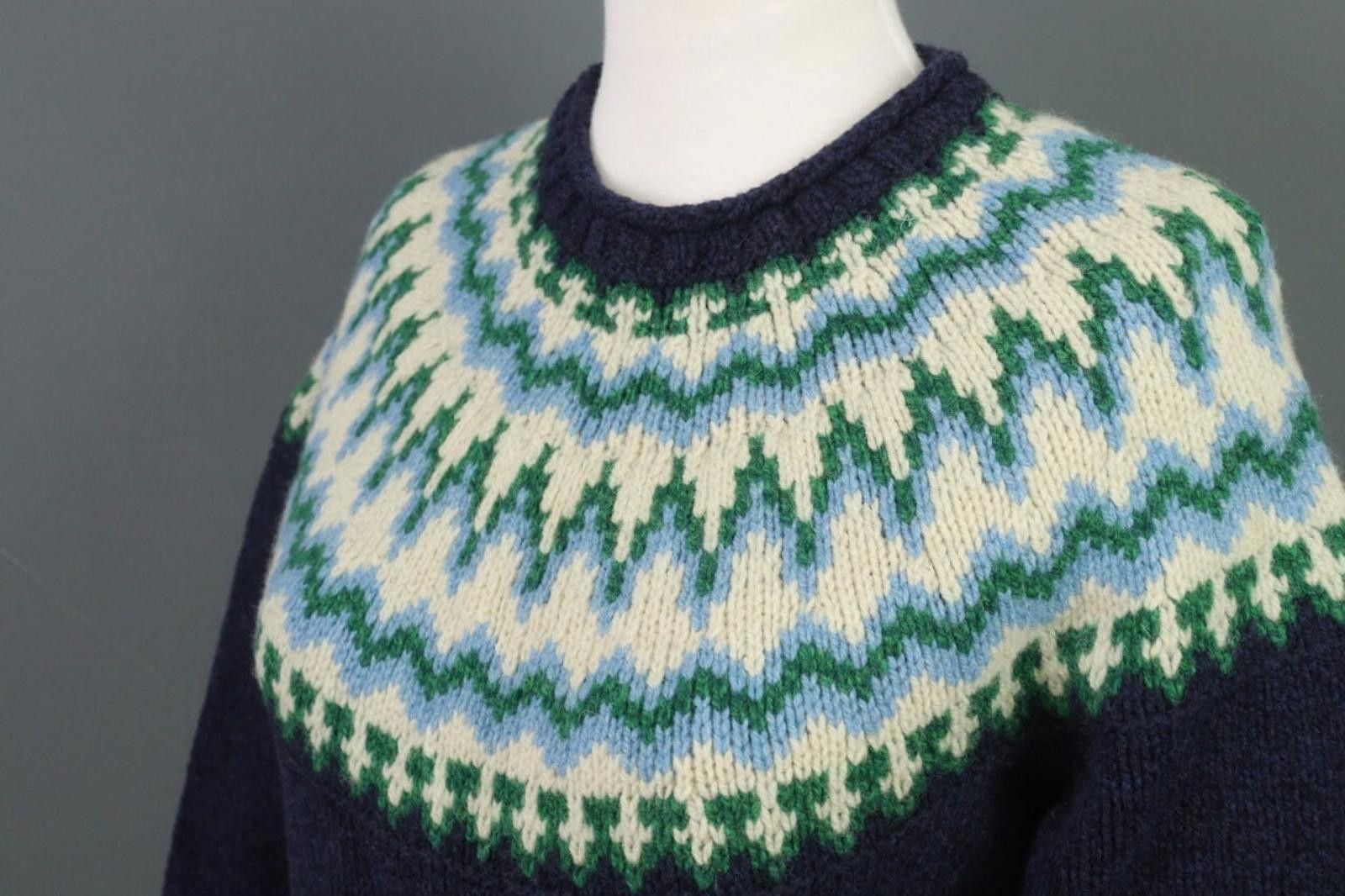 L.L. Bean L.L.Bean Navy Geometric 100% Wool Crew Neck Sweater Size M Size M / US 6-8 / IT 42-44 - 10 Thumbnail