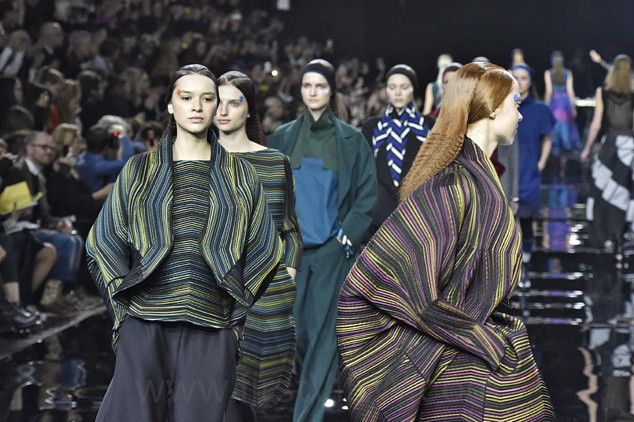 Pleats Please Issey Miyake Issey Miyake Runway Dress – A/W 2015 Zigzag Pleats Size ONE SIZE - 9 Thumbnail