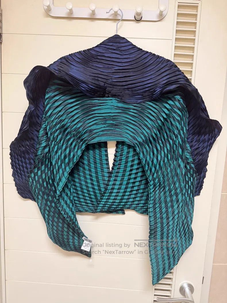 Issey Miyake Issey Miyake size:one size Main Line Fish Scale Shawl Size ONE SIZE - 4 Thumbnail