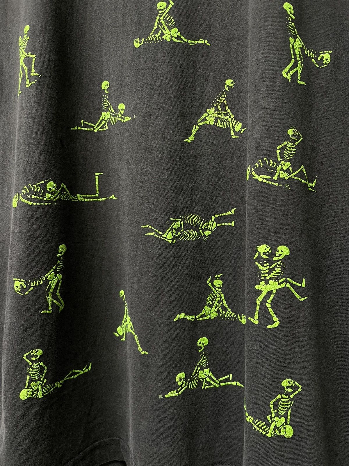 Fashion Victim × Vintage Vintage 90’s Skeleton Y2K Bone In Love T-Shirt Kamasutra Size US L / EU 52-54 / 3 - 5 Thumbnail