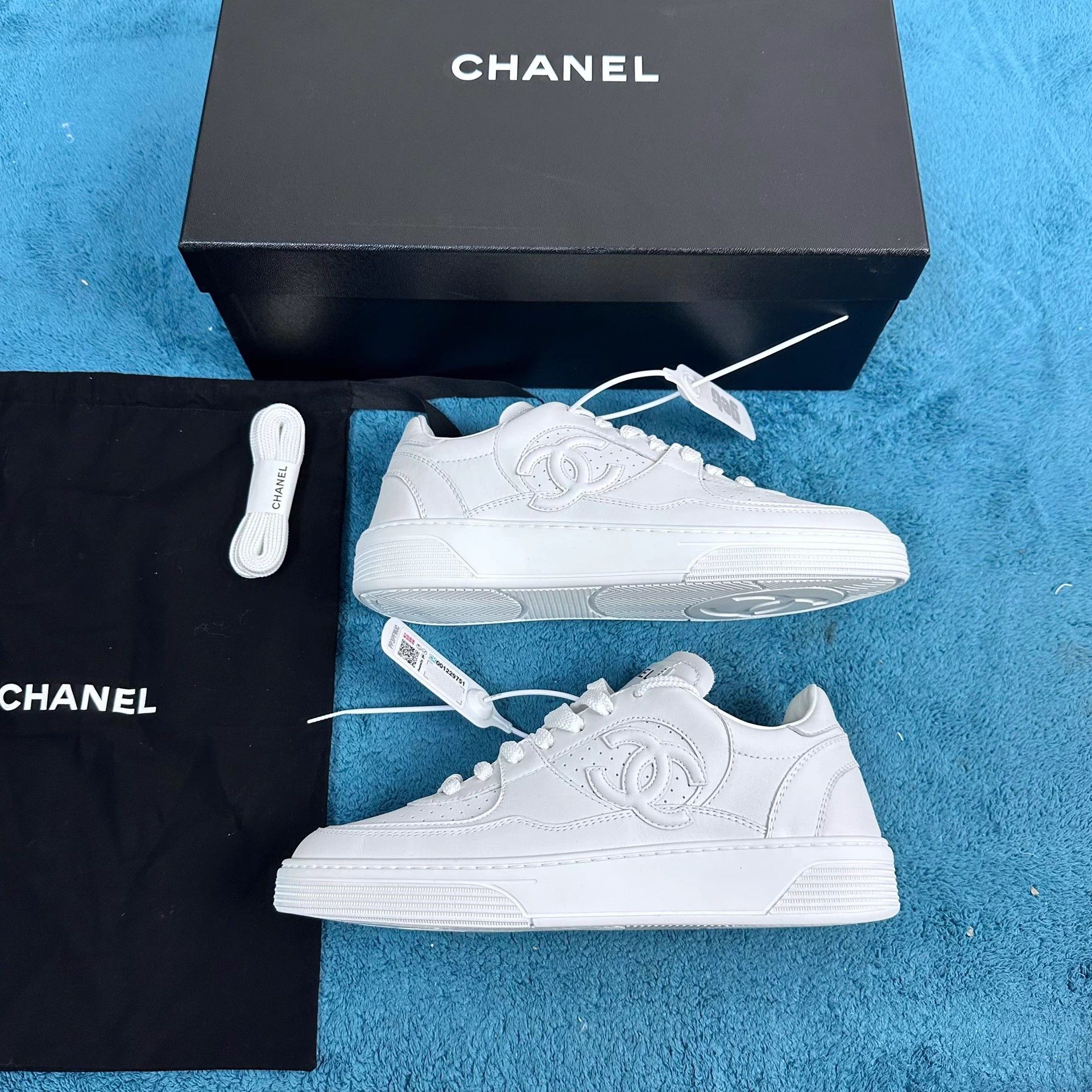 Chanel Chanel 23A White Round Toe Lace-Up Low-Top Sneakers EUR 38 Size US 7 / IT 37 - 2 Thumbnail