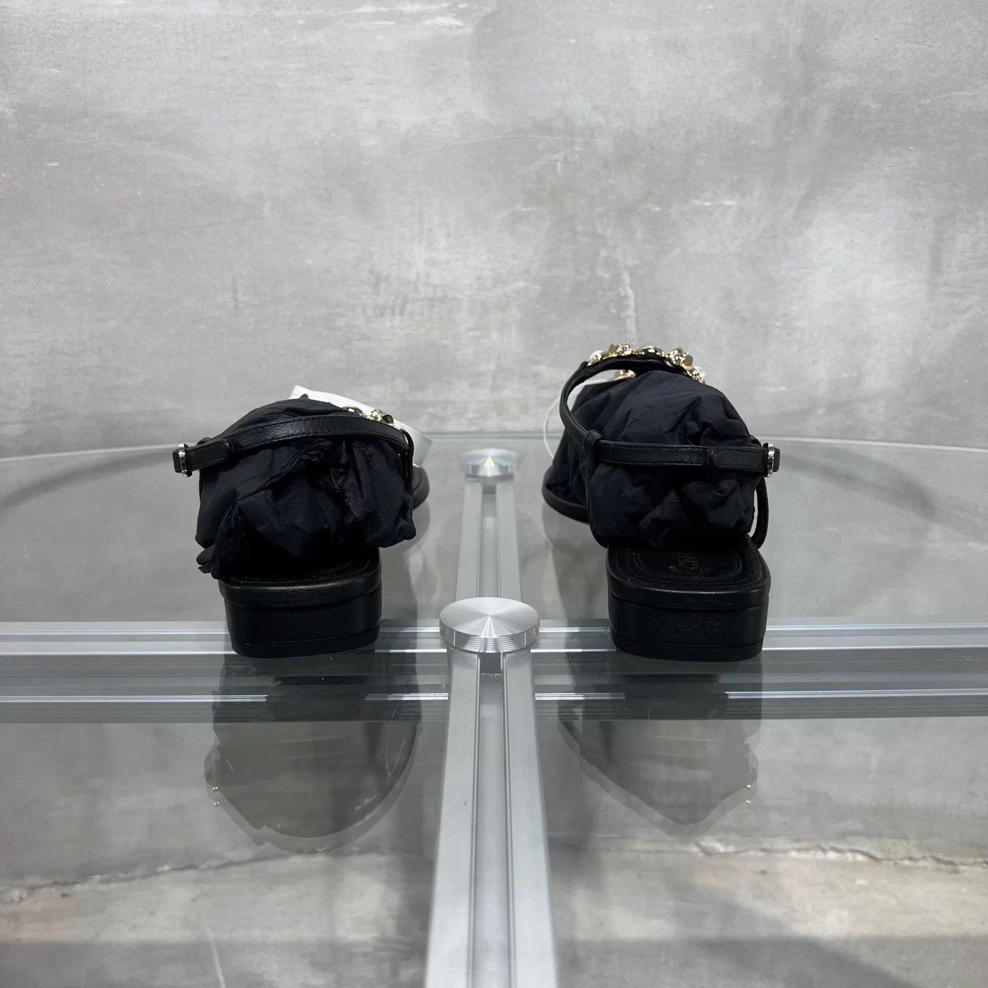 Chanel Chanel Gemstone Heart Pearl Black Flat Sandals 37.5 Size US 6.5 / IT 36.5 - 6 Thumbnail