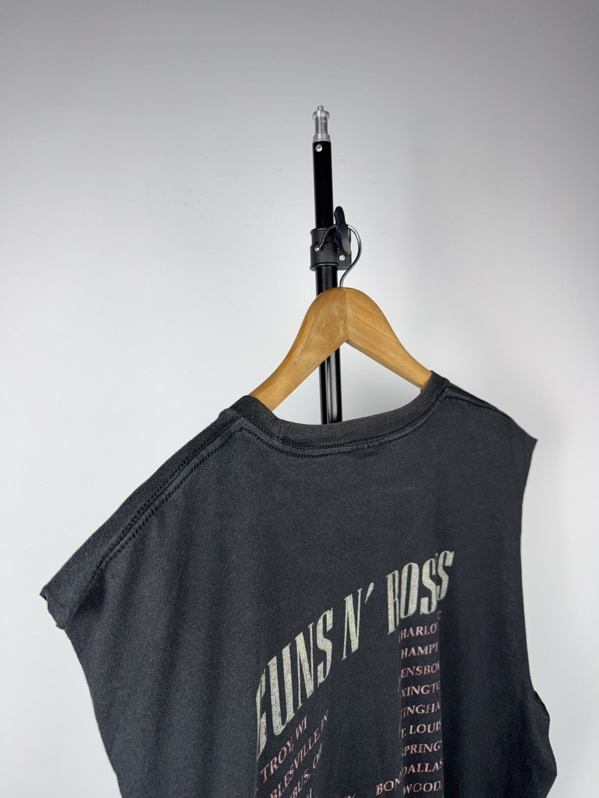 Guns N' Roses 2018 Guns N’ Roses Civil War Cut Off Sleeveless Tee M/L Size US L / EU 52-54 / 3 - 12 Thumbnail