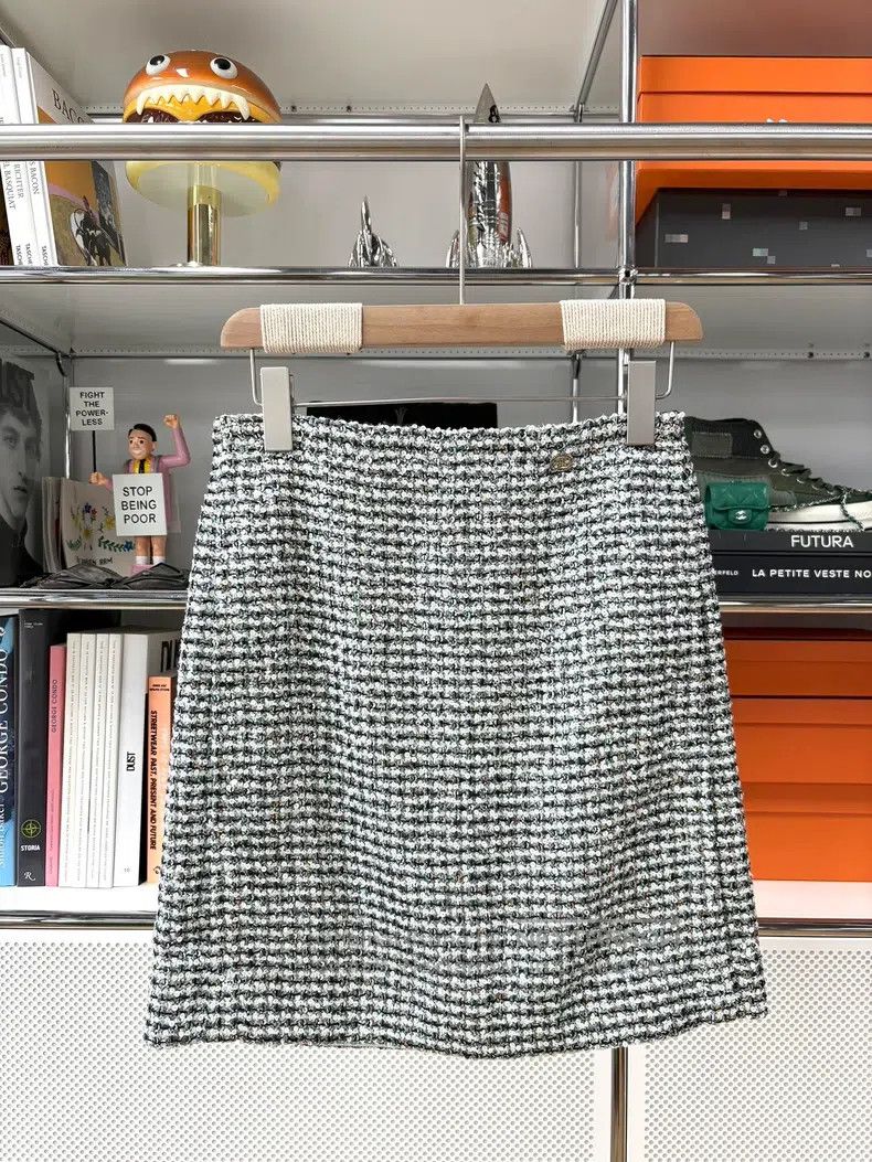 Chanel Chanel 23p preview series green and white sequin embroider Size 42" / US 20 - 1 Thumbnail