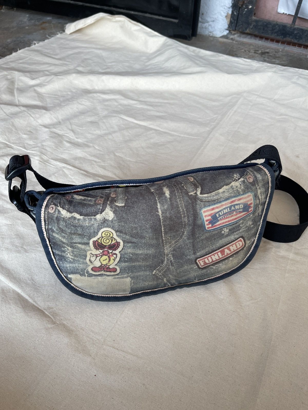 Hysteric Glamour Hysteric Mini Original Distressed Design Sling Bag Size ONE SIZE - 3 Thumbnail