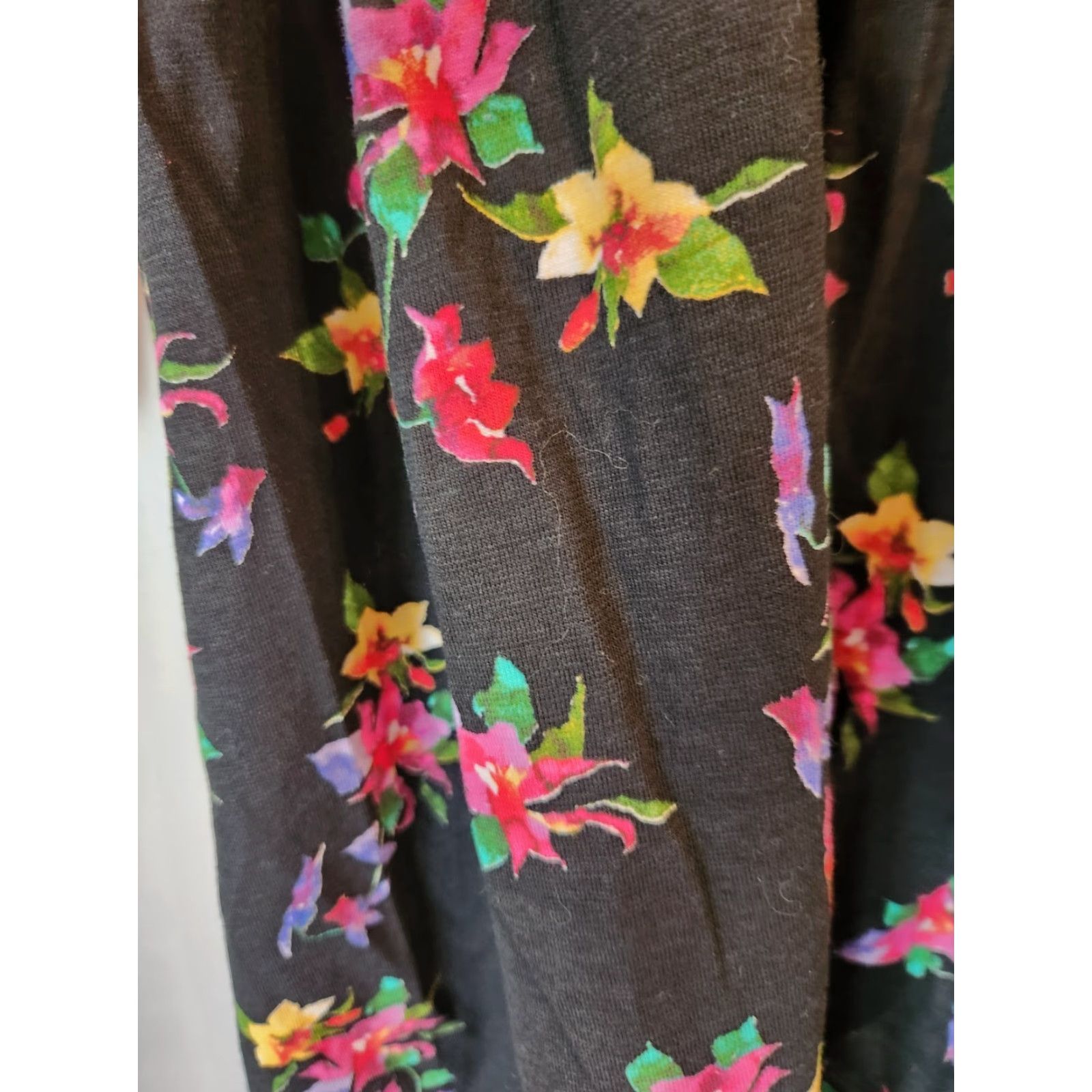 Vintage Woman Within Black Smocked Floral Print 3/4 Sleeve Tunic Top Shirt 2X 26 28 V-Neck Casual Everyday Womens Blouse Size XXL / US 16-18 / IT 52-54 - 3 Thumbnail
