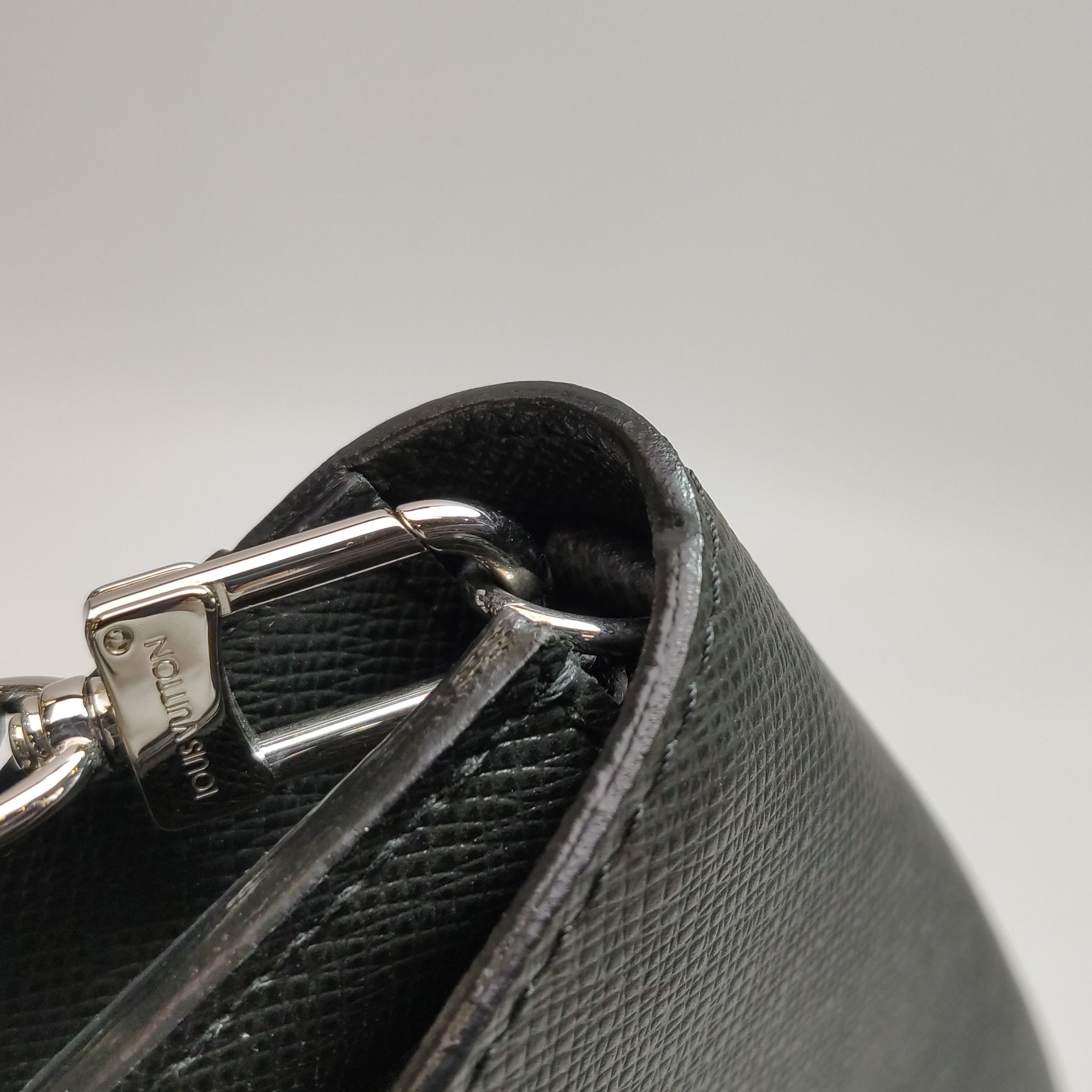 Louis Vuitton Louis Vuitton (LV) Taiga leather solid color letter logo lo Size ONE SIZE - 9 Thumbnail