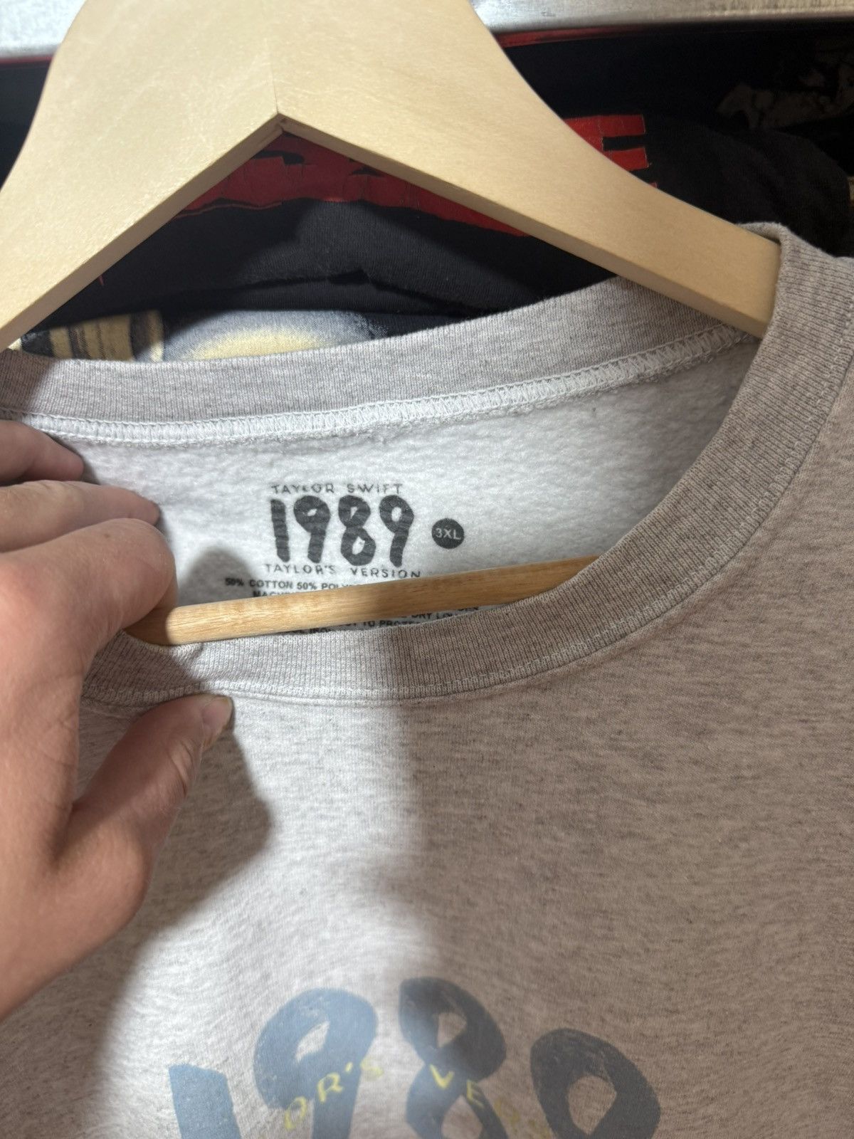 Band Tees Taylor Swift Taylor Version 1989 Sweatshirt 3XL Y2K HYPE Size US XXL / EU 58 / 5 - 5 Thumbnail