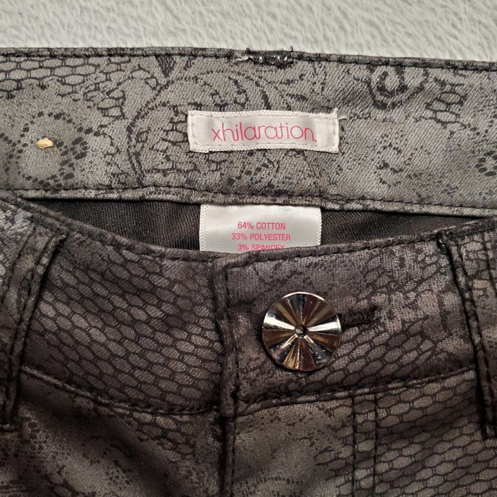 Vintage Xhilaration Pants Womens 27x30 Black Gray Floral Skinny Stretch Low Rise Chino Pockets Zip Floral Pattern School USA University Womens Size 27" / US 4 / IT 40 - 4 Thumbnail