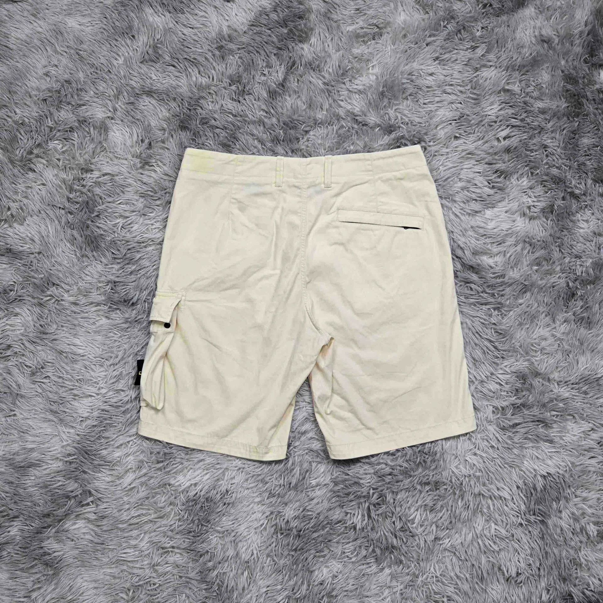 Stone Island stone island cargo bermuda shorts in light beige Size US 32 / EU 48 - 2 Thumbnail