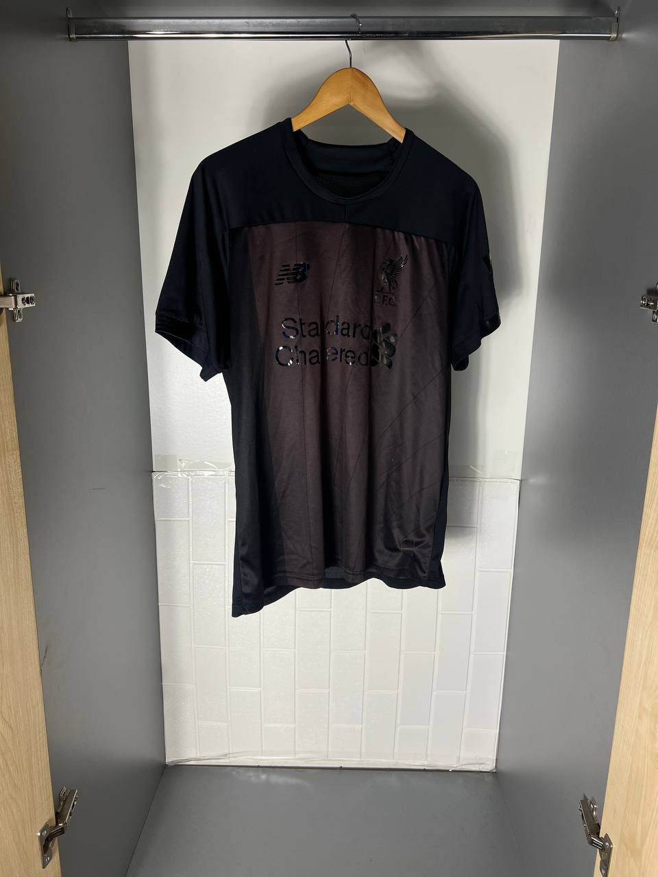 New Balance VINTAGE NEW BALANCE FC LIVERPOOL ENGLAND SOCCER JERSEY Y2K Size US L / EU 52-54 / 3 - 4 Thumbnail