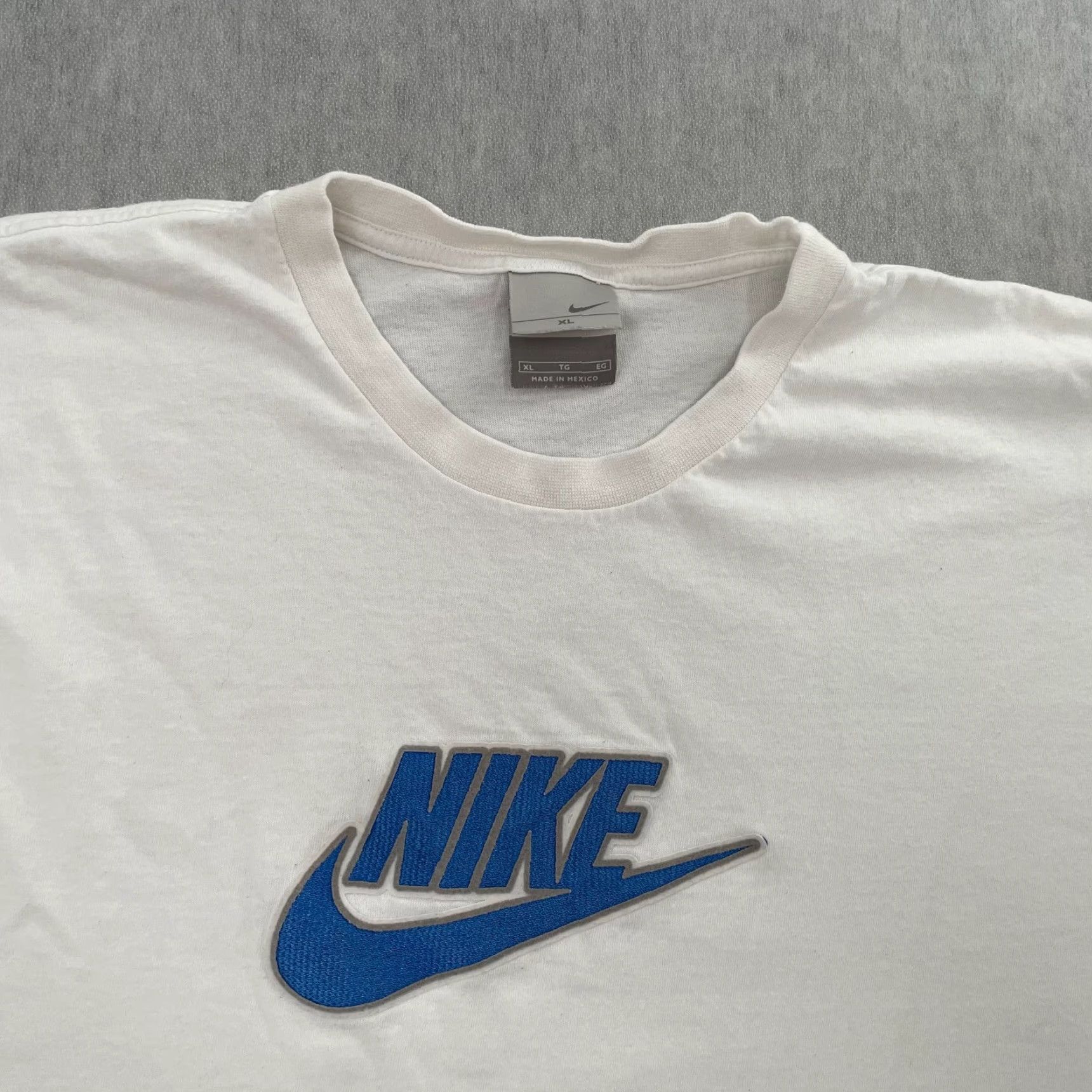 Nike VINTAGE Nike Shirt Adult XL White Long Sleeve Crew Neck Center Logo Mens Y2K Size US XL / EU 56 / 4 - 2 Thumbnail