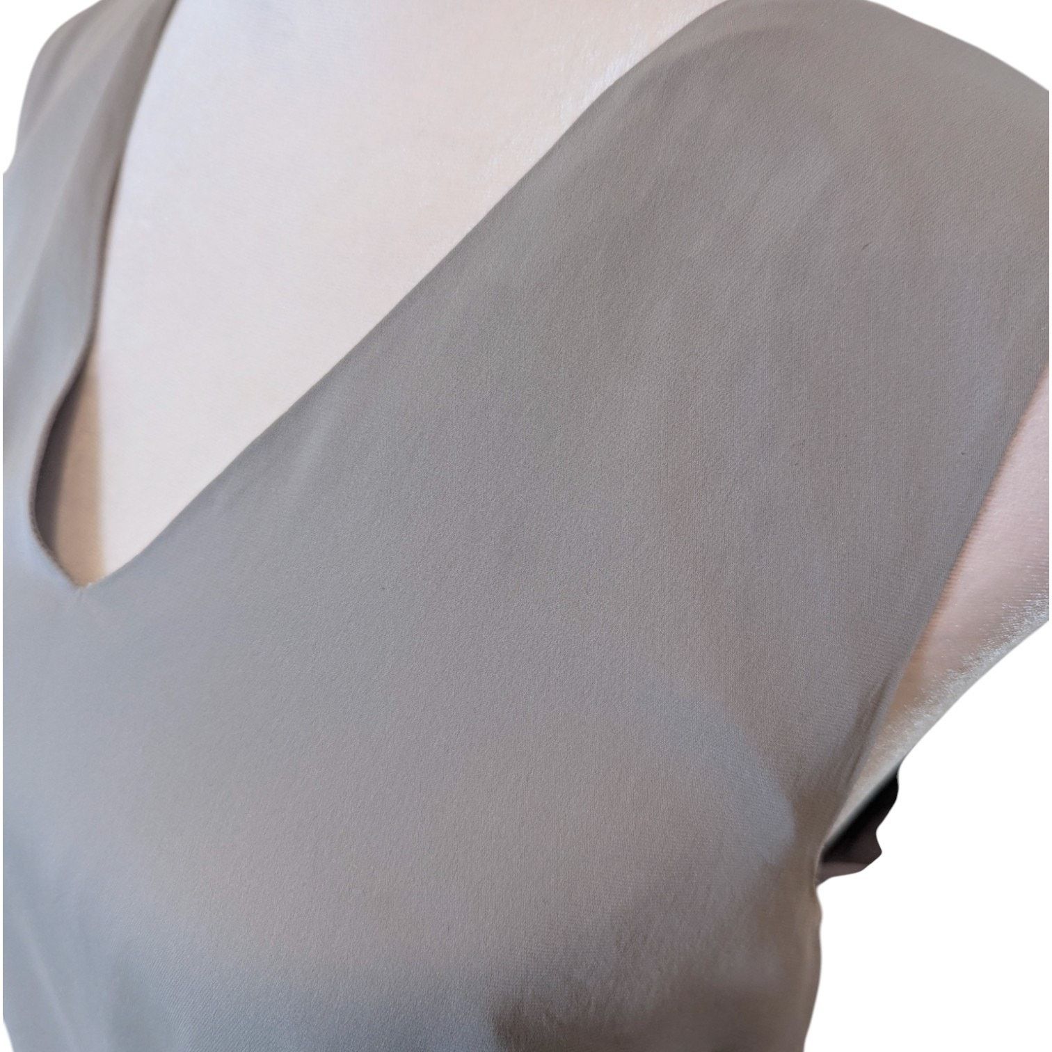 Theory THEORY Silver Grey V-Neck Sleeveless Silk Blouse Medium Size M / US 6-8 / IT 42-44 - 3 Thumbnail