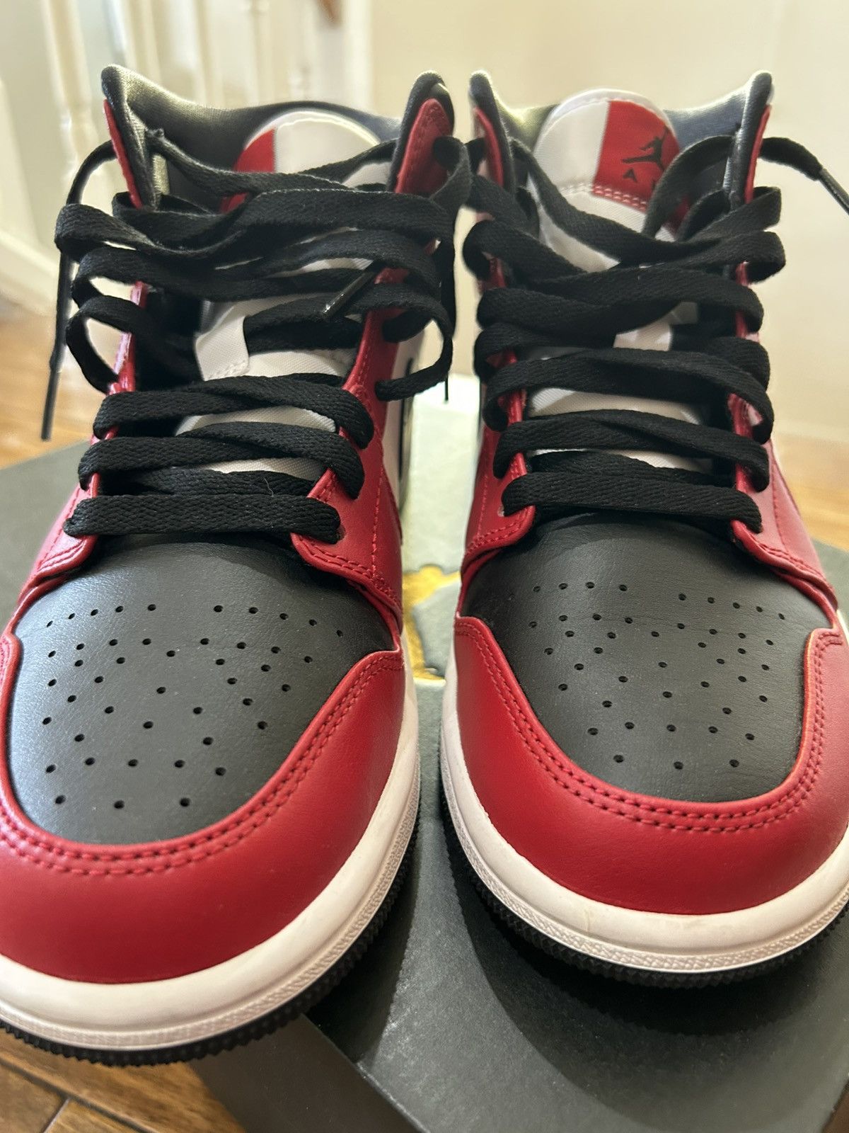 Jordan Brand Jordan 1 Mid Chicago Toe Black/Gym Red 554724 069 Size US 7.5 / EU 40-41 - 7 Thumbnail