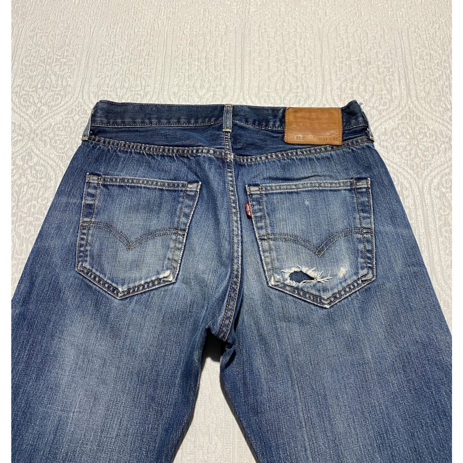 Levi's VINTAGE Levi's 501 Jeans Mens 31x30 Blue Denim Straight Leg Button Fly Distressed Worn Casual/Everyday Mens Jeans Size US 31 - 3 Thumbnail