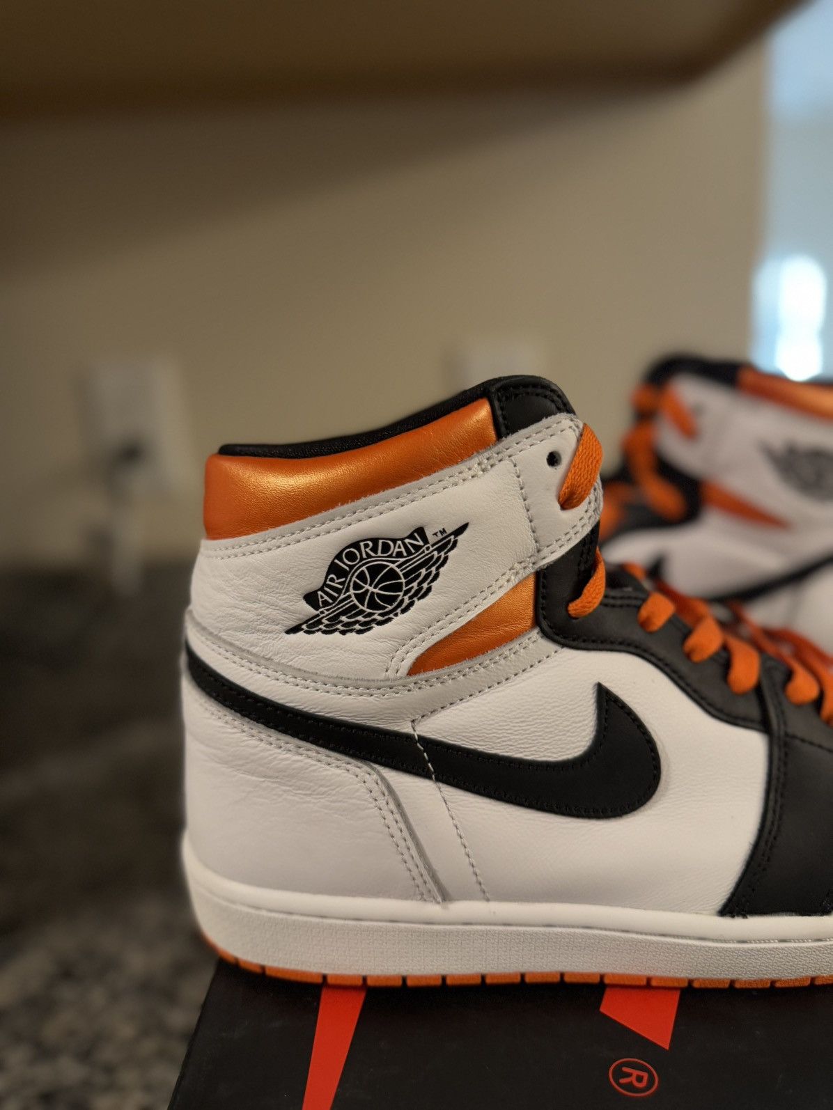 Jordan Brand × Nike Jordan 1 Electro Orange Size 11.5 W BOX Size US 11.5 / EU 44-45 - 4 Thumbnail