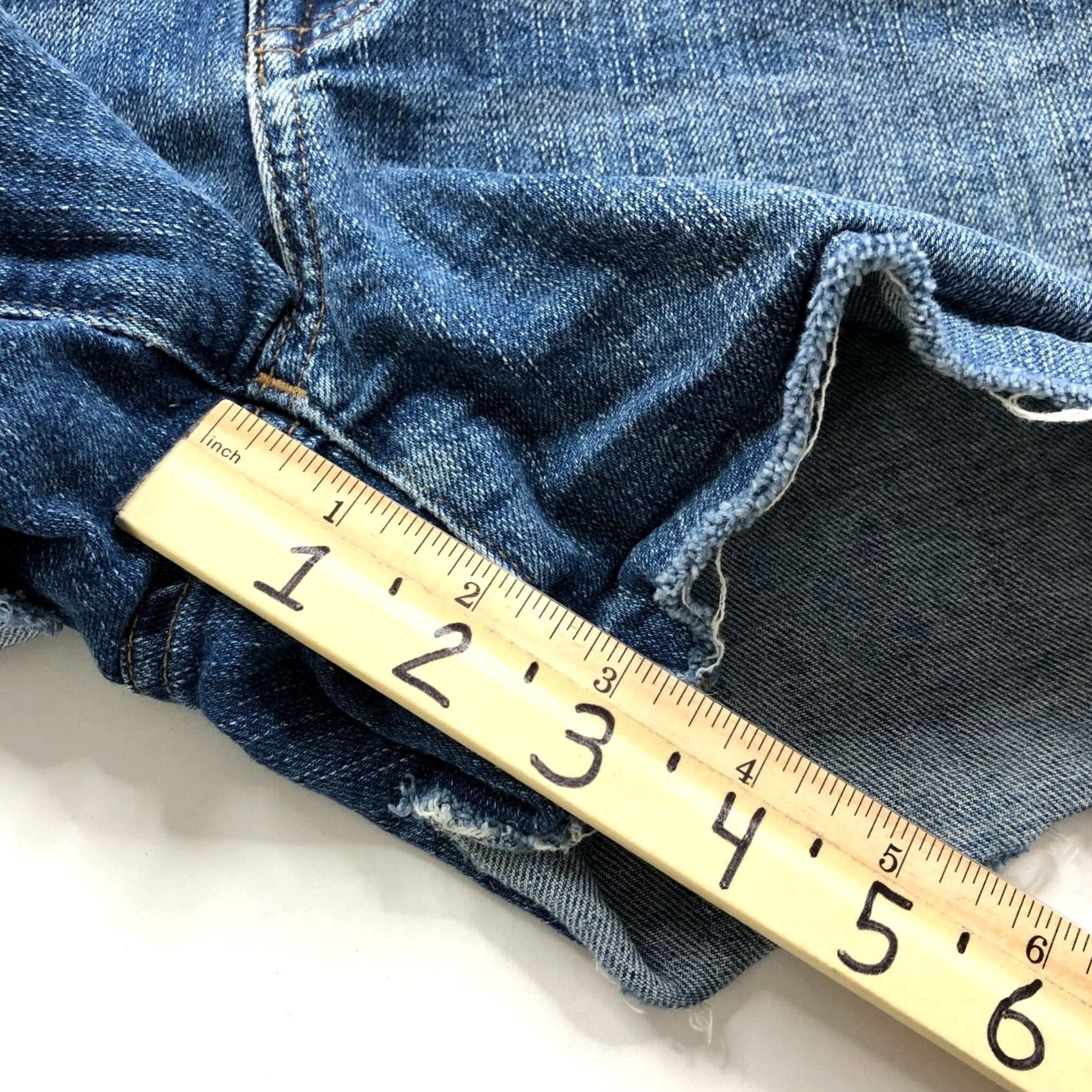 Madewell Madewell Denim Mid Rise Cut-Off 3" Shorts Men/Women? Inseam 3 in Blue 26 Regular Rise High Rise? 29 in Waist 3" Shorts Denim Cut Off Size 26" / US 2 / IT 38 - 4 Thumbnail
