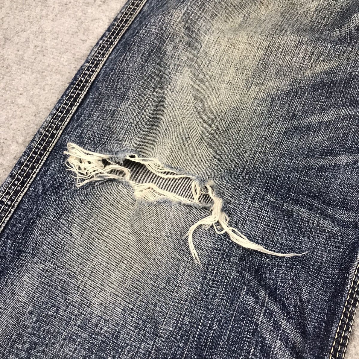 Levi's Vintage Clothing RIPPED DISTRESSED LEVIS BLUE DENIM BAGGY PANTS 142 Size US 34 / EU 50 - 5 Thumbnail