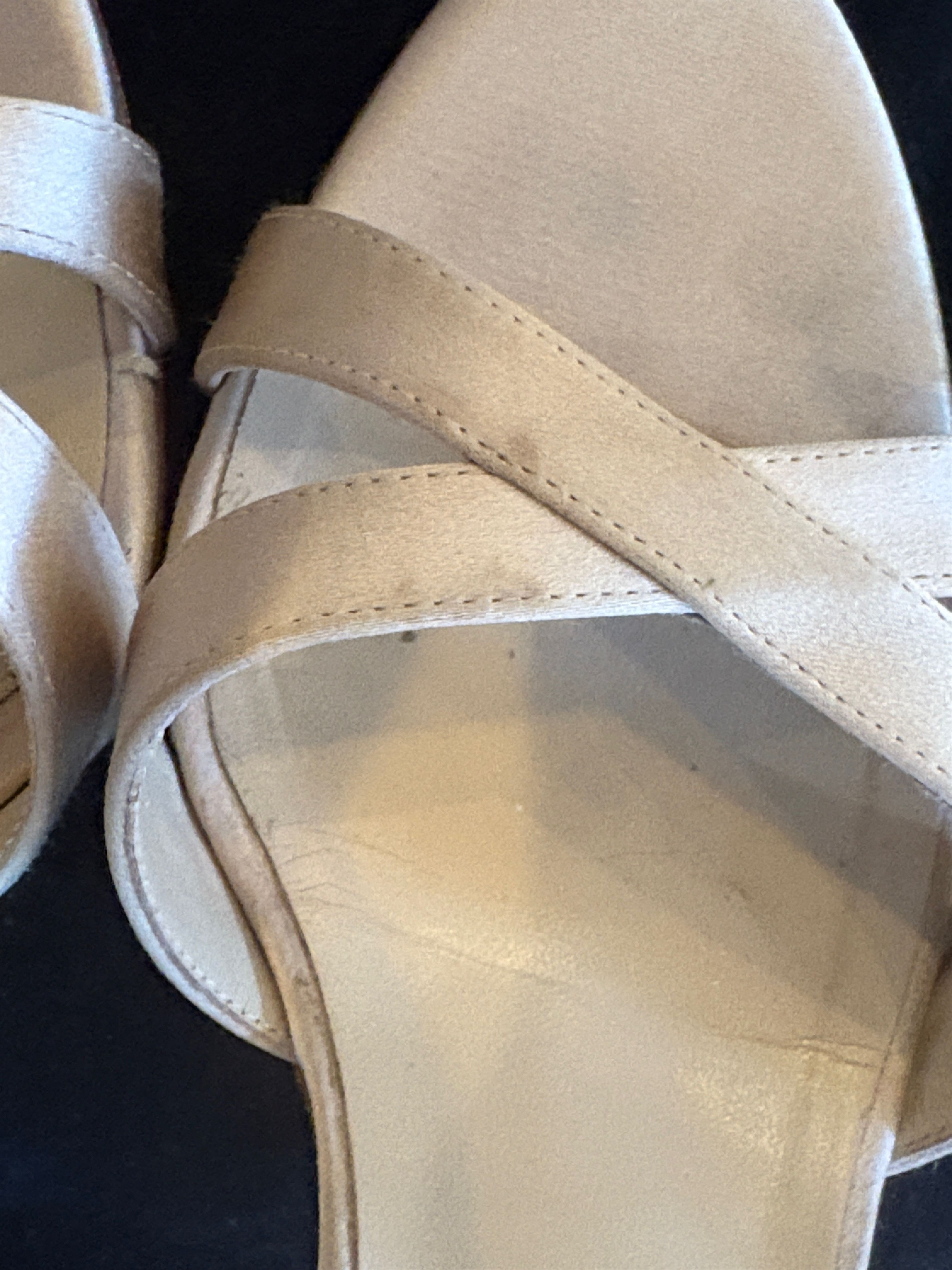 Manolo Blahnik Manolo Blahnik Beige Silk Heels / Pearl ankle strap / 38.5 Size US 7.5 / IT 37.5 - 9 Thumbnail