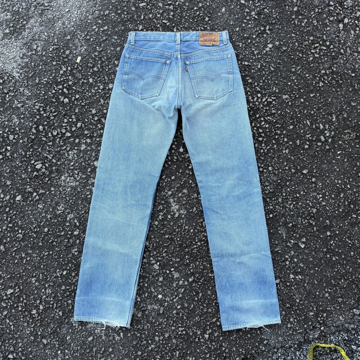 Levi's Vintage Clothing VINTAGE LEVI’S 501 USA LIGHT WASH RIPPED JEAN DENIM PANTS Size US 31 - 2 Thumbnail