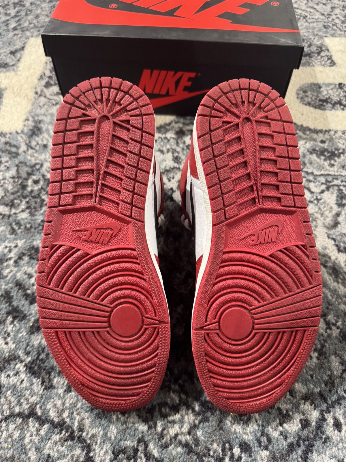 Jordan Brand Air Jordan 1 Retro Chicago (2015) Size US 8 / EU 41 - 7 Thumbnail