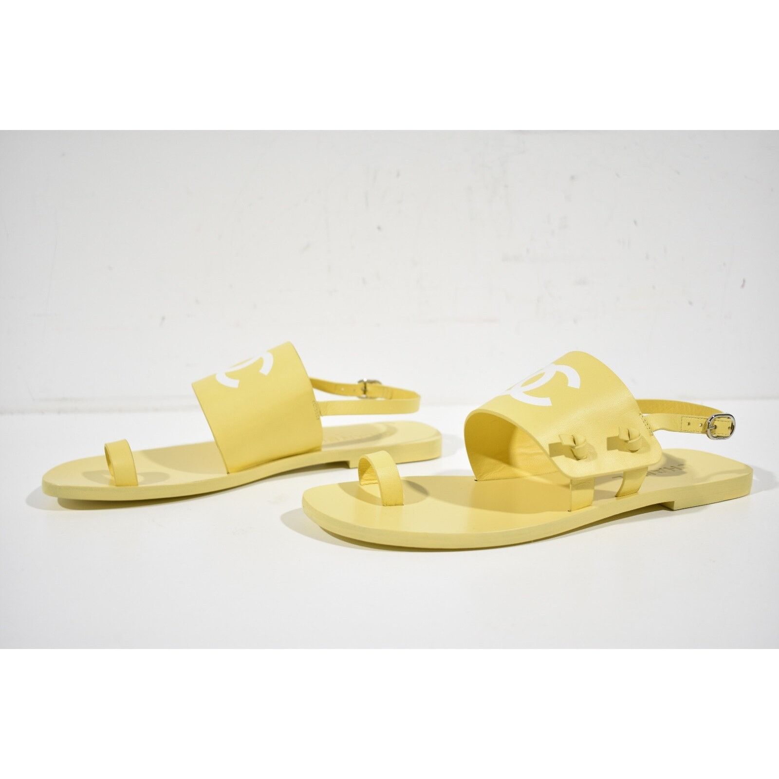 Chanel Chanel 21P Be CC Thong Yellow Leather White Logo Toe Size US 8.5 / IT 38.5 - 9 Thumbnail