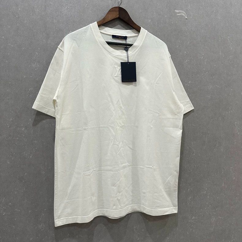 Louis Vuitton Louis Vuitton size 4l White embossed logo short sleeve Size US M / EU 48-50 / 2 - 3 Thumbnail