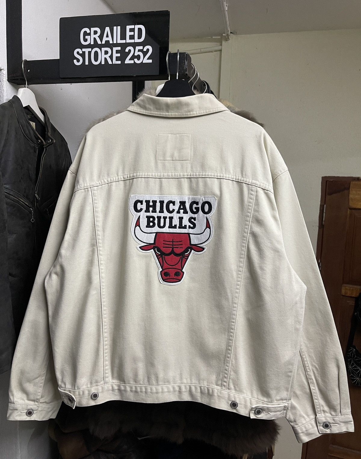 John Baner John Baner X Chicago Bulls Trucker Denim Jacket Streetwear Size US XL / EU 56 / 4 - 3 Thumbnail