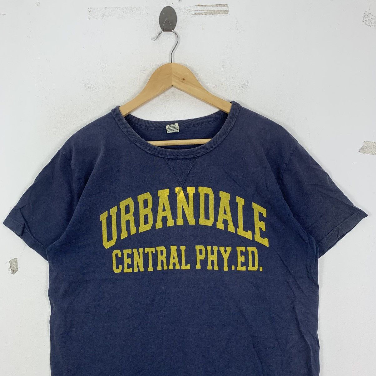 Vintage Vintage URBANDALE Central Phy Ed Memorabilia Tshirt Size US L / EU 52-54 / 3 - 3 Thumbnail