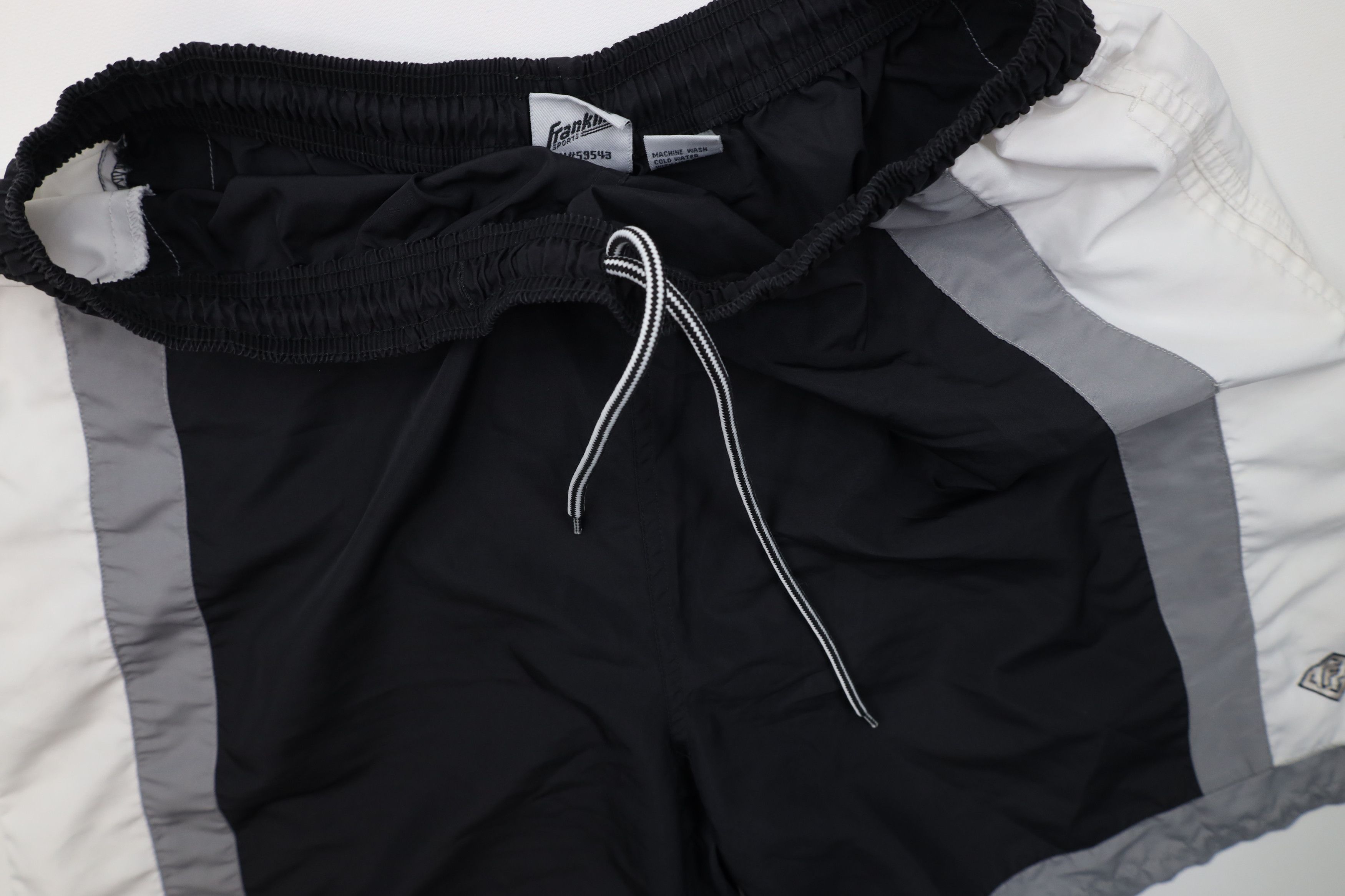 Vintage Vintage 90s Streetwear Block Running Jogging Soccer Shorts Size US 34 / EU 50 - 7 Thumbnail