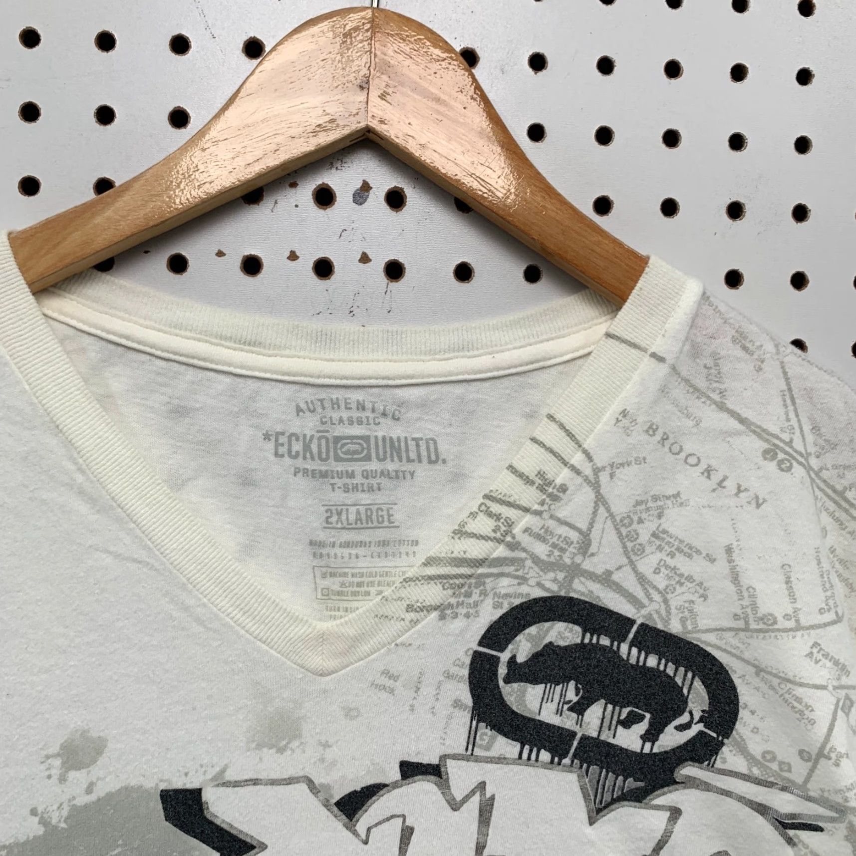 Ecko Unltd. VINTAGE Ecko Unltd T Shirt Mens 2XL White Graffiti Hip Hop V Neck Y2K Shirt Mens 2XL White Graffiti Hip Hop V Neck Y2K Size US XXL / EU 58 / 5 - 3 Thumbnail