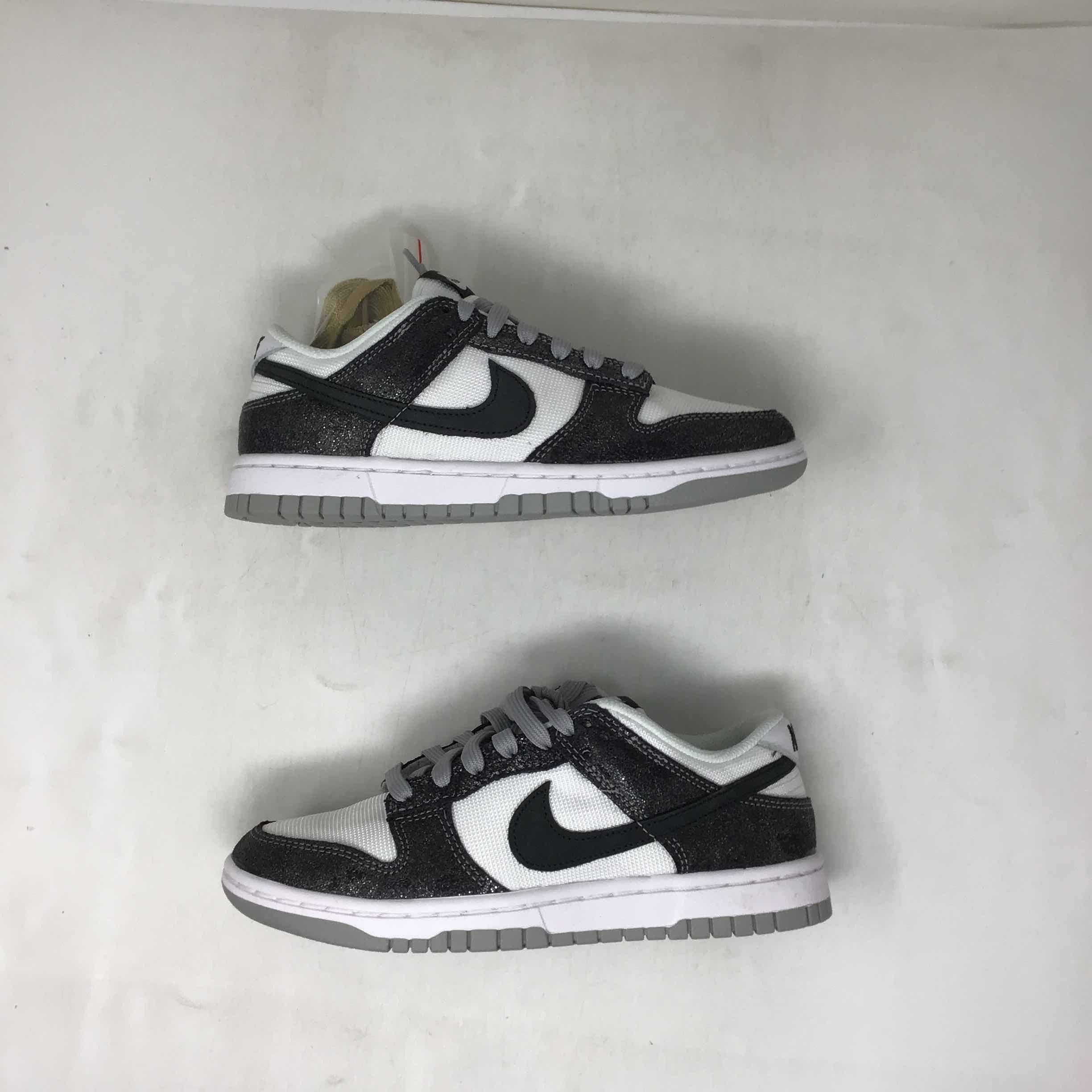 Wmns Dunk Low Golden Gals