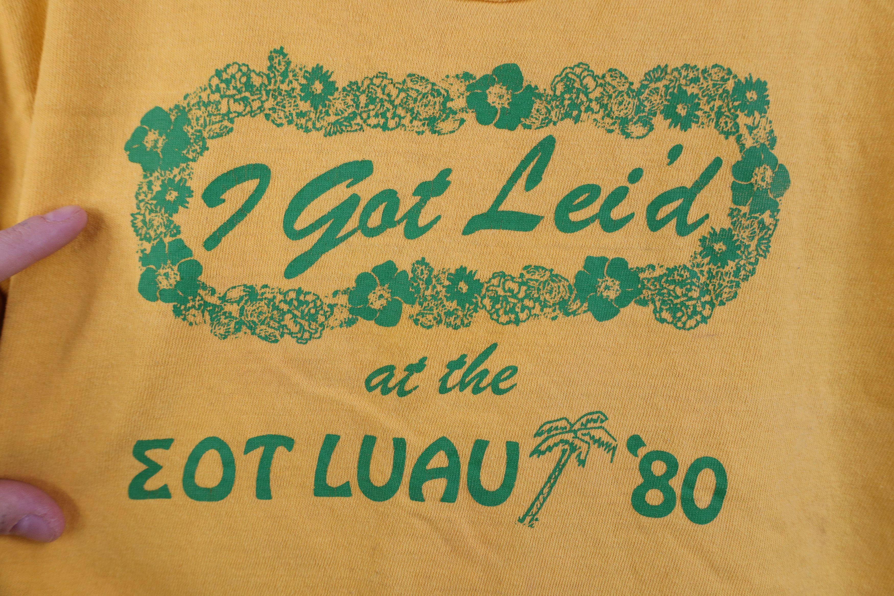 Vintage Vintage 80s Omicron I Got Lei'd Luau Flower T-Shirt USA 1980 Size L / US 10 / IT 46 - 4 Thumbnail
