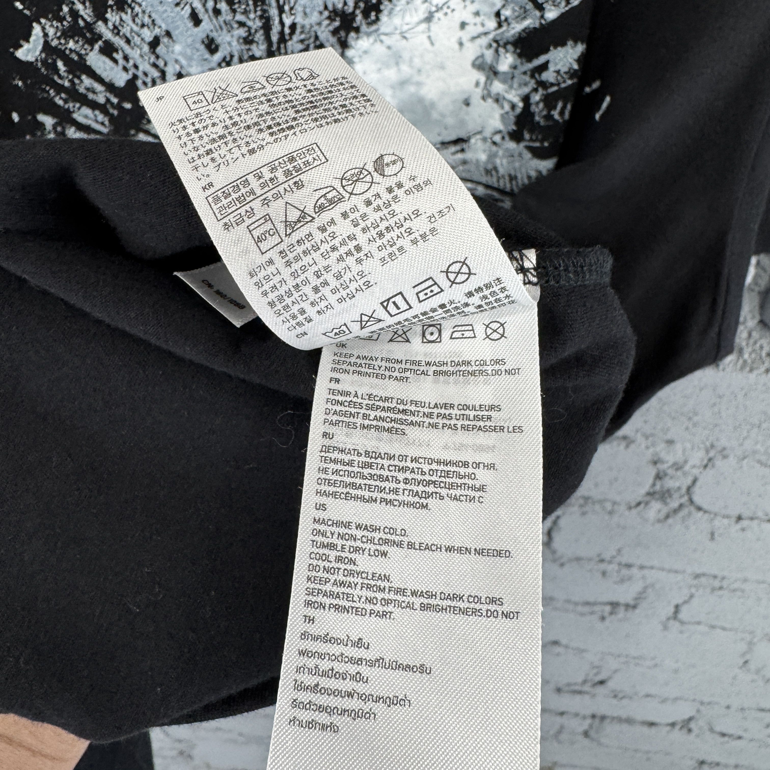 Uniqlo Uniqlo X Batman Movie The Dark Knight Rises Sunfaded Tshirt Size US XL / EU 56 / 4 - 7 Thumbnail