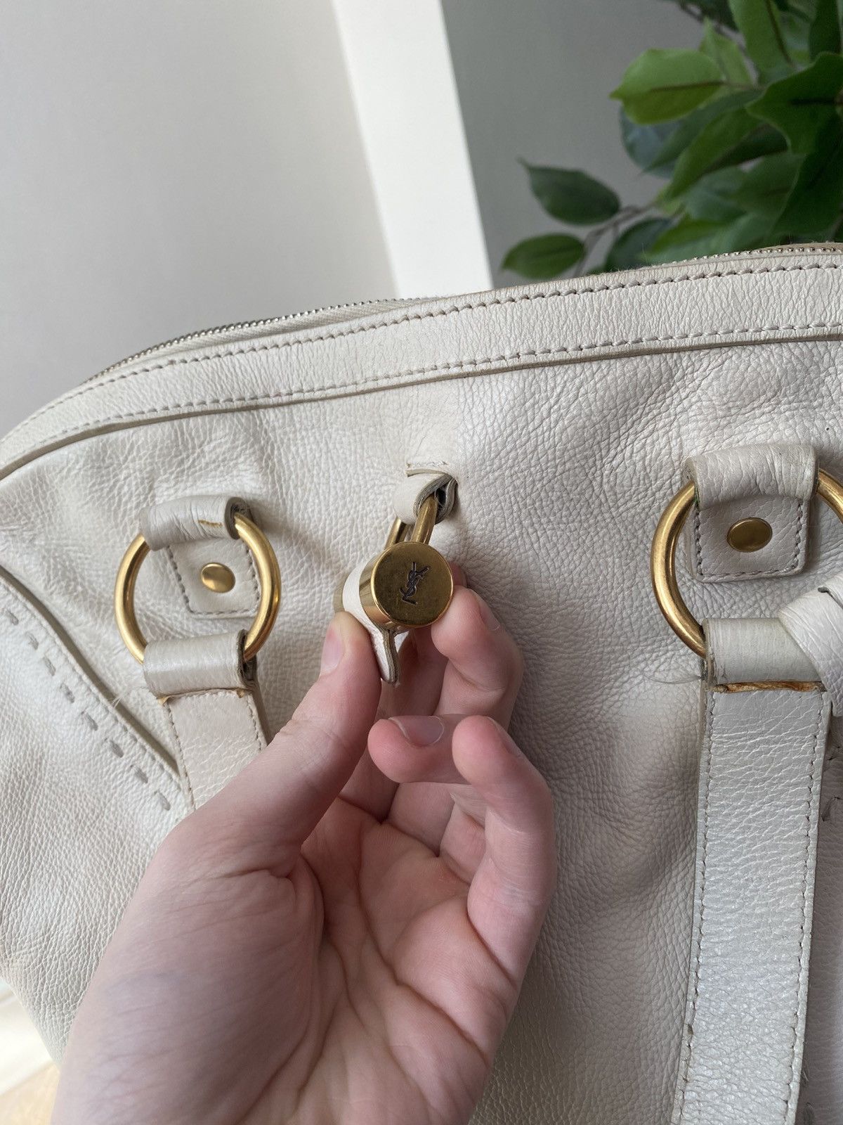 Yves Saint Laurent Vintage Yves Saint Laurent Cream Leather "Large Muse" Bag Size ONE SIZE - 4 Thumbnail