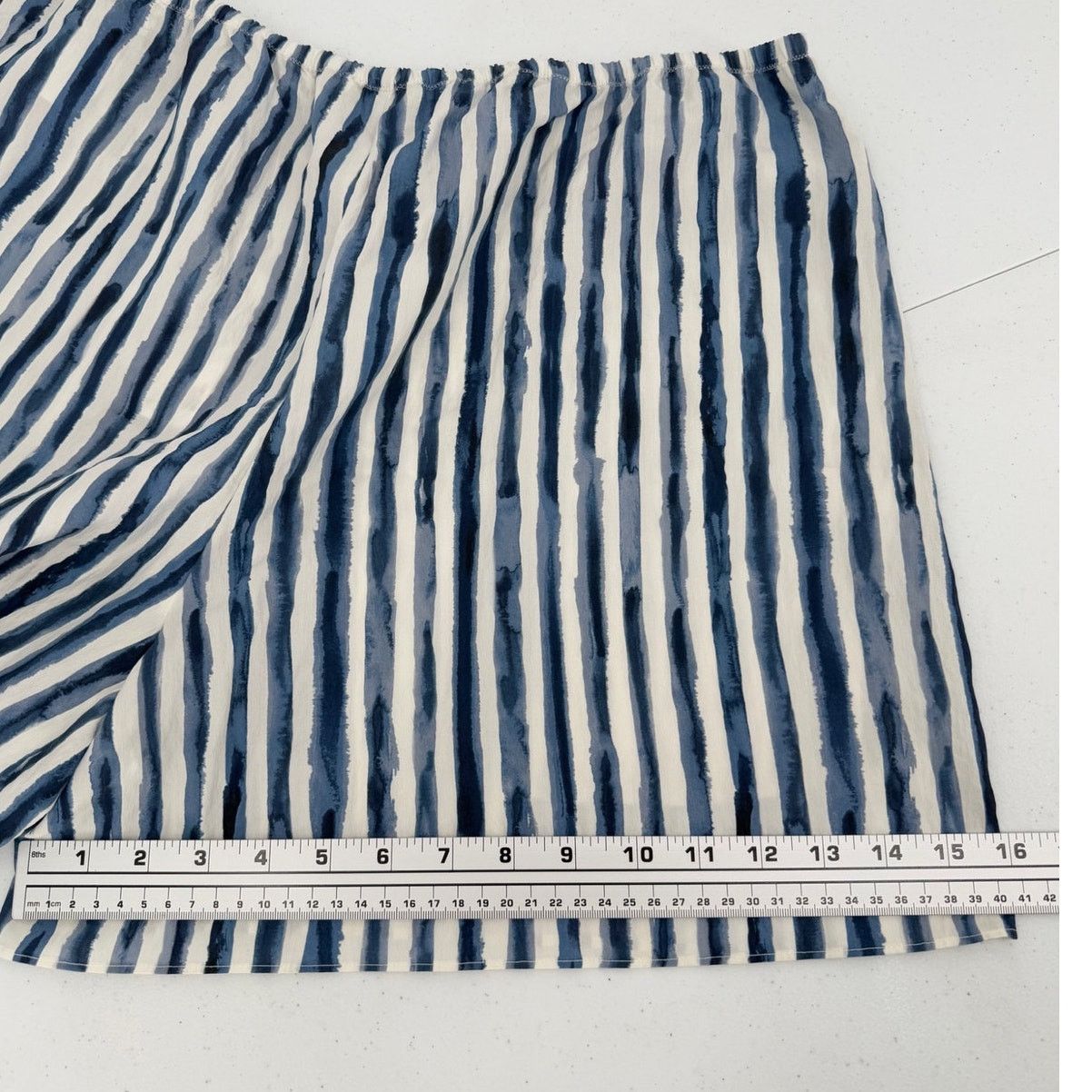 Vince NWT Vince Women's Painterly Coastal Blue Striped Shorts Size 32" / US 10 / IT 46 - 7 Thumbnail
