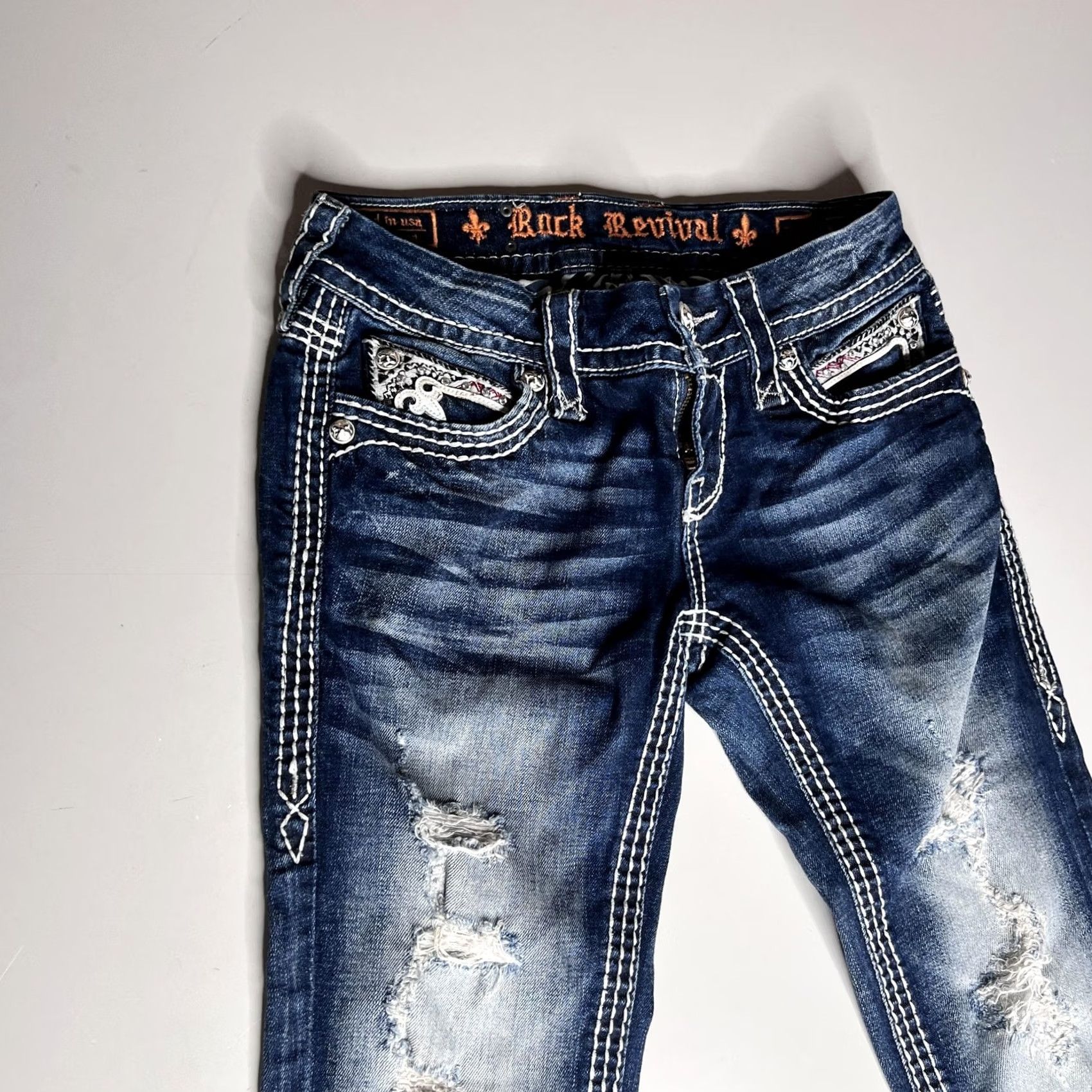 Vintage VINTAGE Rock Revival Womens Noelle Capri Jeans 26 Blue Rhinestone Embroidered Denim Capris Distressed Pockets Size 26" / US 2 / IT 38 - 4 Thumbnail
